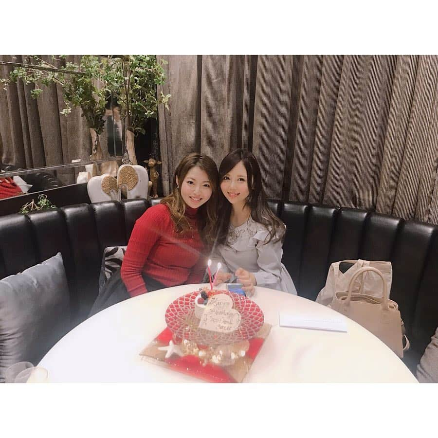 西村季里子さんのインスタグラム写真 - (西村季里子Instagram)「・ 誕生日が近いさやと一緒に お互いのバースデーをお祝いした日🎂 ケーキはサプライズで出てきたから びっくりした〜嬉し美味しかった〜🍓 サプライズをサラッとできるような 大人な女性にわたしもなりたかった(諦め) #誕生日#1月生まれ#バースデー#お祝い #バースデーケーキ#cake#🎂 #フレンチ#大人#久しぶりに#ワンピース 着たら#どうしたの#ってめちゃくちゃ言われた #え#いつも#スウェット ばっかだから #ワンピースが似合わない女 になってしまったのか私 #つらみ#大学#同級生#🍓#followme #follow #ザレギャントーキョー #thelegiantokyo」1月29日 19時40分 - kiriko_nishimura