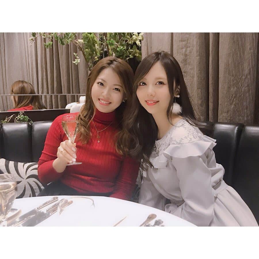 西村季里子のインスタグラム：「・ 誕生日が近いさやと一緒に お互いのバースデーをお祝いした日🎂 ケーキはサプライズで出てきたから びっくりした〜嬉し美味しかった〜🍓 サプライズをサラッとできるような 大人な女性にわたしもなりたかった(諦め) #誕生日#1月生まれ#バースデー#お祝い #バースデーケーキ#cake#🎂 #フレンチ#大人#久しぶりに#ワンピース 着たら#どうしたの#ってめちゃくちゃ言われた #え#いつも#スウェット ばっかだから #ワンピースが似合わない女 になってしまったのか私 #つらみ#大学#同級生#🍓#followme #follow #ザレギャントーキョー #thelegiantokyo」
