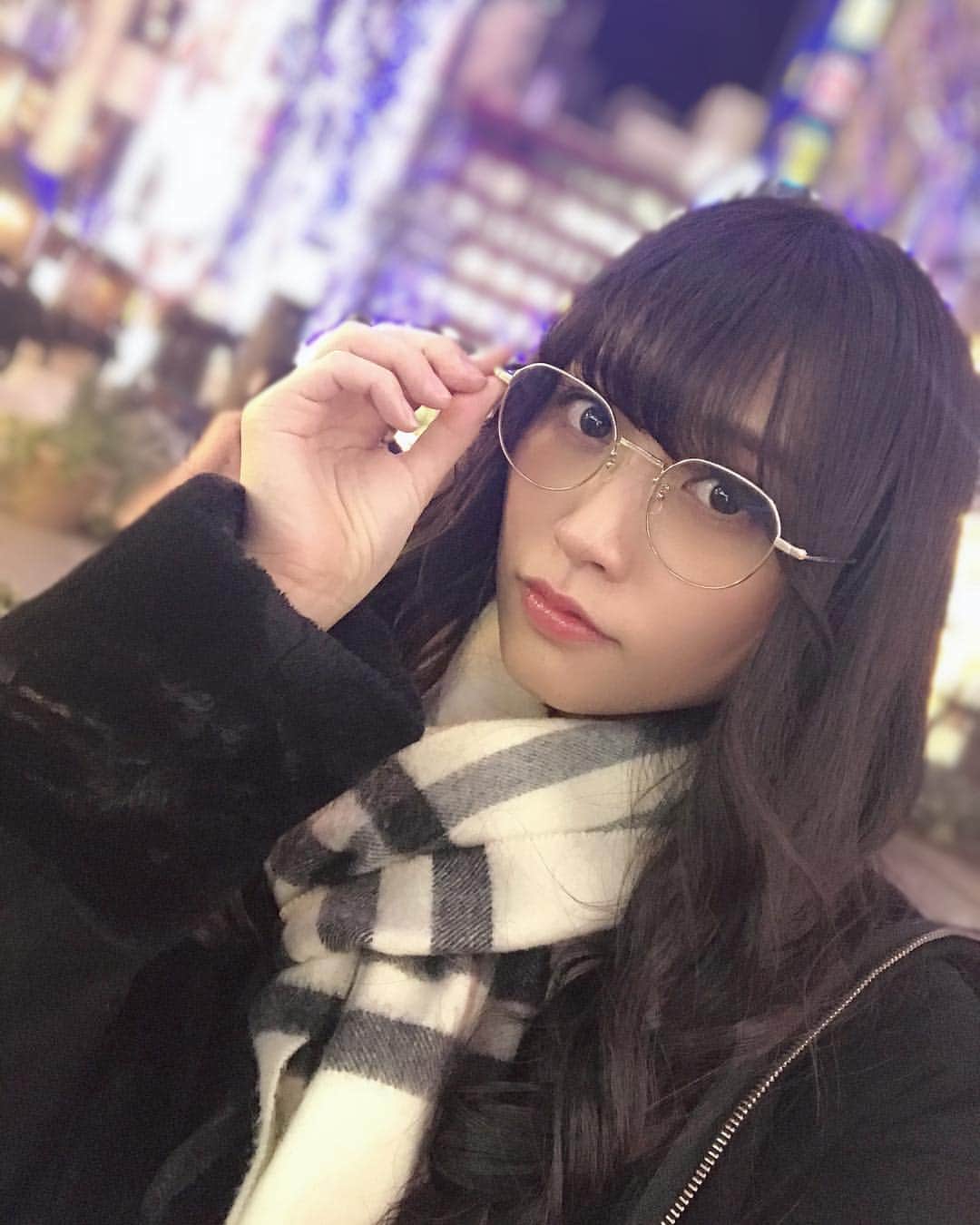 根岸愛のインスタグラム：「この一眼機能、撮影して自分で後ろのぼかし具合調節できるから面白い😊✨ 新宿で撮ってみたけどぼかせるから人の波が気にならないね😳  試してみてー！！ #カメラアプリ #とろける一眼 #君しか見えない #snow一眼」