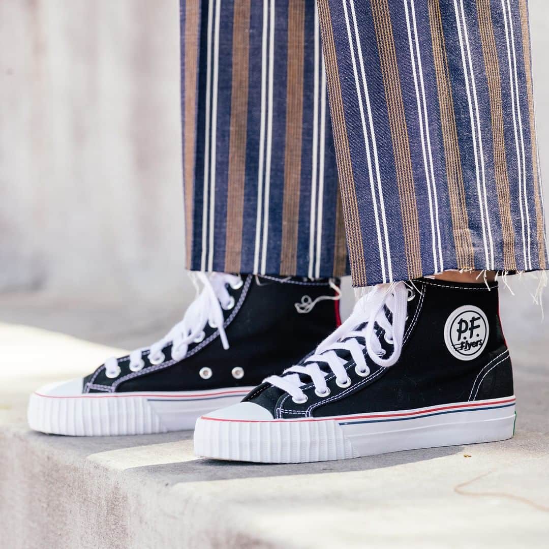 PFフライヤーズのインスタグラム：「CENTER |  It doesn't get more classic than black + white.」
