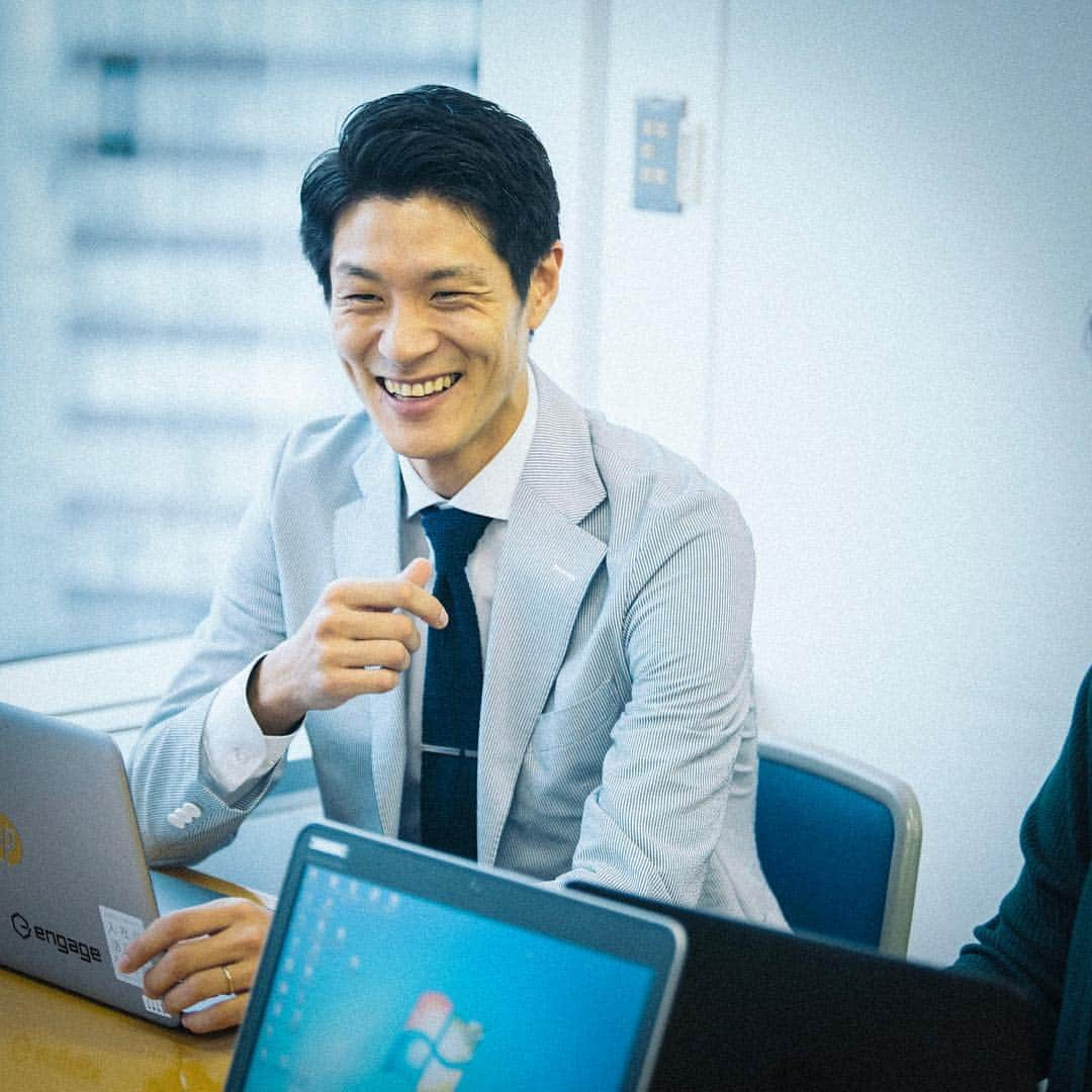 en soku!さんのインスタグラム写真 - (en soku!Instagram)「「フィジー初の日本人プロサッカー選手」という、凄いのか凄くないのか素人にはちょっとよくわからない称号を持つのは、エンで投資家向け広報（IR）を担当する山崎。  先日、彼が所属する経営企画室と人事を司る人財戦略室で部門横断ランチが行われたそう。だいぶ盛り上がったようですが、一体どんな話を？詳しくは最新のensoku!記事からどうぞ。  ホントにいろんな人がいるんですよー、この会社。  #IR #コーポレート #若手 #きょうの一枚 #働く #仕事 #ビジネス #人材業界 #キャリア #就活 #就職活動 #新卒 #採用 #広報 #人材 #エンソク #エンジャパン #フィジー #サッカー #サッカー選手 #enjapan #ensoku #work #career #hr」1月29日 21時57分 - ensoku_