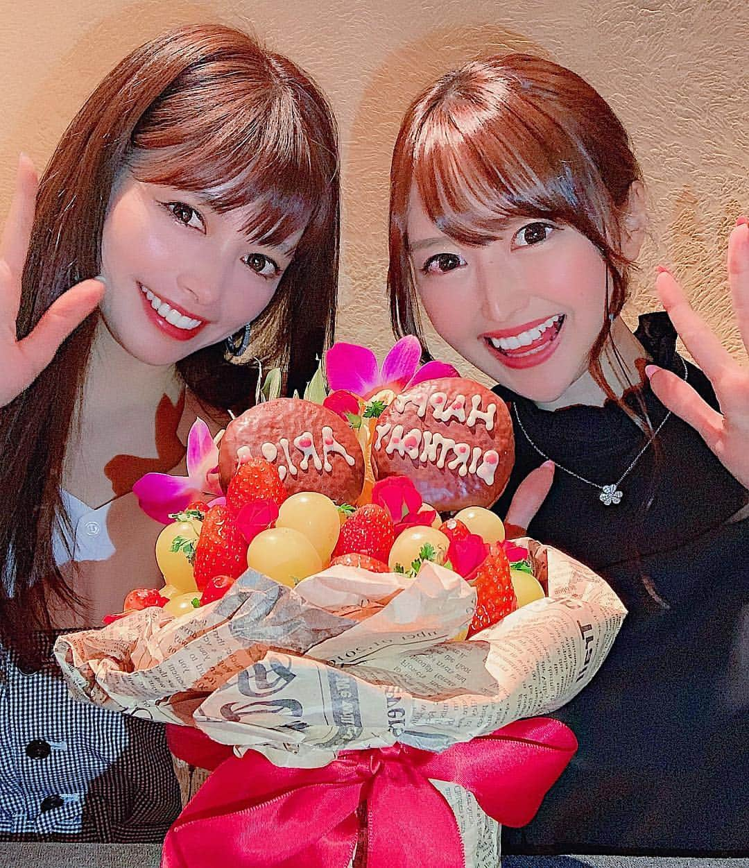 得あゆさんのインスタグラム写真 - (得あゆInstagram)「ありさ誕生日おめでとう🎂❤️👉🏻 今年は手作りのプレゼント🎁 いつまでも可愛いぴっちぴちの ハッピーポジティブ女でいてね🥰💗 ・ ・ ・ ・ ・ #誕生日#友達#親友#おめでとう#ディナー#夜ごはん#肉#グルメ#食べ歩き#誕生日プレゼント#ケーキ#フルーツ#花束#カメラ女子#インスタ映え#可愛い#美女#カフェ巡り#自撮り#プレゼント#花#笑顔#birthday#happybirthday#fruits#flower#japanesegirl#sweets#desert#present」1月29日 22時32分 - tokuayu819