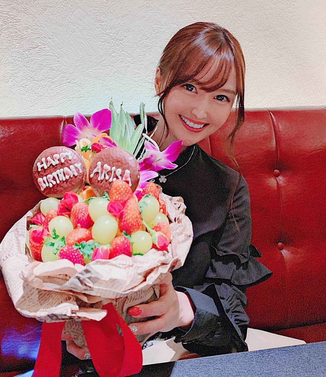 得あゆさんのインスタグラム写真 - (得あゆInstagram)「ありさ誕生日おめでとう🎂❤️👉🏻 今年は手作りのプレゼント🎁 いつまでも可愛いぴっちぴちの ハッピーポジティブ女でいてね🥰💗 ・ ・ ・ ・ ・ #誕生日#友達#親友#おめでとう#ディナー#夜ごはん#肉#グルメ#食べ歩き#誕生日プレゼント#ケーキ#フルーツ#花束#カメラ女子#インスタ映え#可愛い#美女#カフェ巡り#自撮り#プレゼント#花#笑顔#birthday#happybirthday#fruits#flower#japanesegirl#sweets#desert#present」1月29日 22時32分 - tokuayu819