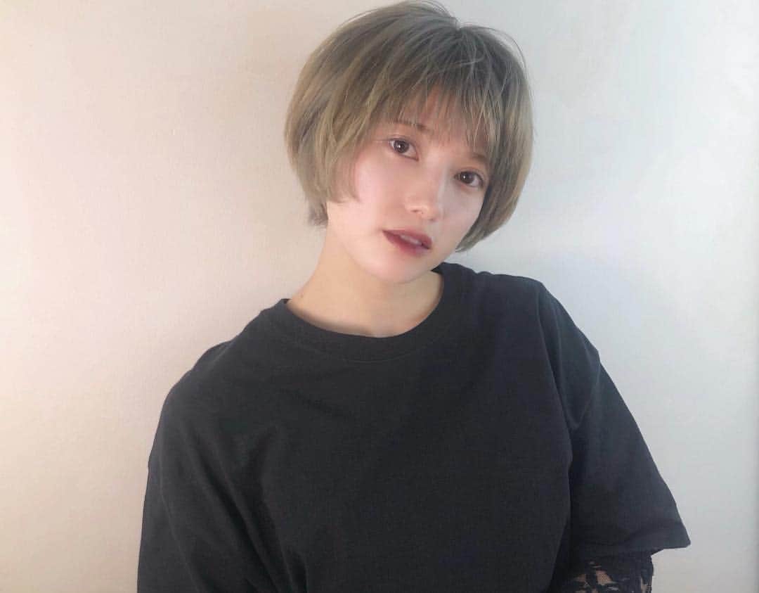 横川ユカのインスタグラム：「New hair‪ ハイトーンのオリーブグレージュ マスカラ・チーク無しメイク。  #newhair #ハイトーン #ショート #オリーブアッシュ #オリーブベージュ #hairsalon #zaccvie #ZACC #表参道 #omotesando #salon #iphonecamera #instafashion #fasion #champion #hightone #thank #ブリーチカラー #portrait #selfportrait #ポートレート #model」