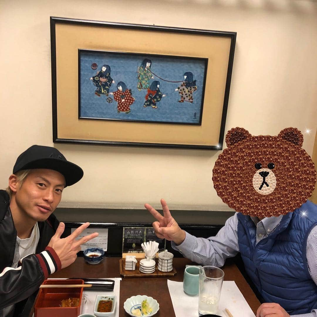 仲川輝人さんのインスタグラム写真 - (仲川輝人Instagram)「明日から宮崎キャンプ！ ということで、 親父とパワー溜め込みました✊‼️ 明日からも頑張っていきます。 いや〜 フグとウナギ美味しかった😁  フィンガーサインで 23やってます😝  では、おやすみなさい💤  #fmarinos  #marinos  #yfm  #横浜fマリノス  #マリノス  #日産  #nissan  #仲川輝人  #23  #偉大な親父  #いつもありがとう」1月29日 23時40分 - nakateru0727