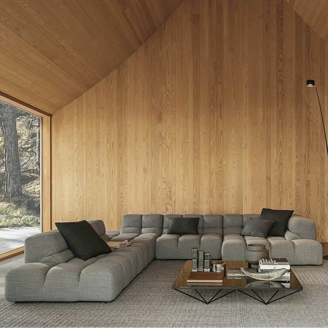 B&B Italiaさんのインスタグラム写真 - (B&B ItaliaInstagram)「When coziness meets highly versatile settings: Tufty-Time, among the best seller products of B&B Italia seating systems, turns the warmest space into a welcoming retreat. Here displayed inside a house in the wilderness in northern Sweden. Photo credits: Salva Lopez . . . #bebitalia #patriciaurquiola #furnituredesign」1月30日 0時03分 - bebitalia