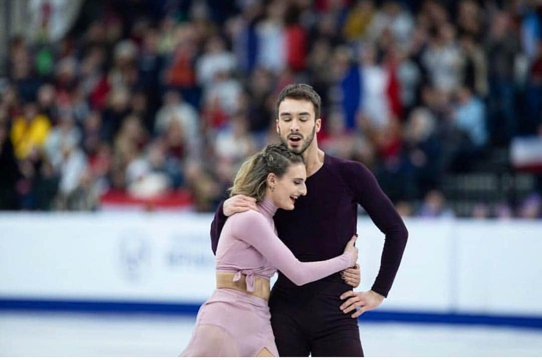 ガブリエラ・パパダキスさんのインスタグラム写真 - (ガブリエラ・パパダキスInstagram)「A question that we’re being asked very often is : “Don’t you get bored after all those years?”... I am as stressed before skating and as happy after a good performance as I was at the beginning of my career. Experience only make it better, and nothing in life compares to the feeling captured in this photo. So no... not getting bored yet 💖  Une question qu’on nous pose souvent c’est “Ça va vous vous lassez pas trop ?”... je suis aussi stressée avant de patiner et aussi heureuse après une bonne performance que je l’étais au début de ma carrière. L’expérience ne fait que rendre tout encore meilleur, et rien dans la vie n’équivaut au bonheur que cette photo a su capturer. Donc non, ça va... on se lasse pas trop ❤️ #EuroFigure2019 #PapadakisCizeron」1月30日 0時43分 - gabriellapapadakis