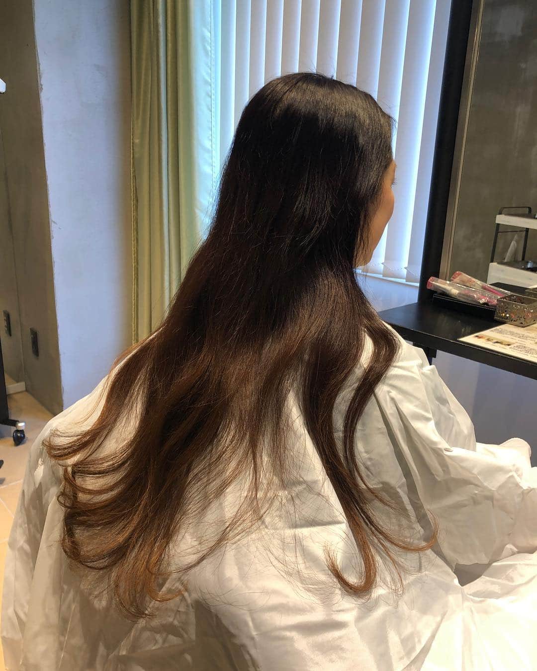 加藤紀子のインスタグラム：「お誕生日の今日、 たくさんのお祝いのお言葉とお気持ち、本当にありがとうございます😌 頂いた優しさを胸に、またこの一年もしっかり過ごしていこうと思います。 そんな中で、何か私に出来る事はないか？と、長年「いつの日か」と思っていたヘアドネーションをさせて頂く事にしました✂️ どこかの誰かの小さなお役になれたら、これ以上嬉しい事はありません🧸🥰✨ ドネーション規定の31センチ、 そこから「あと少し、もう少し」と結局40センチのカットで久しぶりに首回りがスースー💭  #いとこによる髪カット #久しぶりに30センチ定規見た #初めてのヘアドネーション @maisondevote」