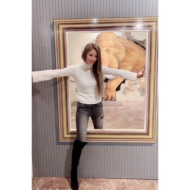 櫻井綾奈さんのインスタグラム写真 - (櫻井綾奈Instagram)「. 旅行最終日はしっかり観光👀⭐ . 前日しっかり寝たから早起きできて 旅館で朝ごはん食べてからお出かけ🚶‍♀️ . . ロープウェイ乗って行ったことない 秘宝館🏩行ってみたかったんだけどw . まさかのどっちもお休みだったから 熱海城とトリックアート(　ˆ̑‵̮ˆ̑　) . . 女2人でトリックアートってどうなんだよ… って言いながらしっかりめにはしゃいで しっかりめに楽しみました…笑笑 . . ゆっくりできたし楽しすぎた 最高の2泊3日😍💕💕 . まひろありがとっ 次は海外行くぞ〜！！！ . . . 今日も出勤！21時予定です⭐ . . . #熱海 #atami #静岡 #旅行 #熱海城 #トリックアート #観光 #しっかり旅行した #女二人 #割と楽しい #はしゃいだ #ノリノリで写真撮る #スタッフさんに笑われる #旅行好きな人と繋がりたい #travel #キャバ #キャバクラ #キャバ嬢 #池袋シーサイド #プリンスグループ #まひまやコンビ #dayoff #👭 #👀 #📸 #💓 #instagood #instalike #like4like #l4l」1月30日 14時49分 - mayapan0511