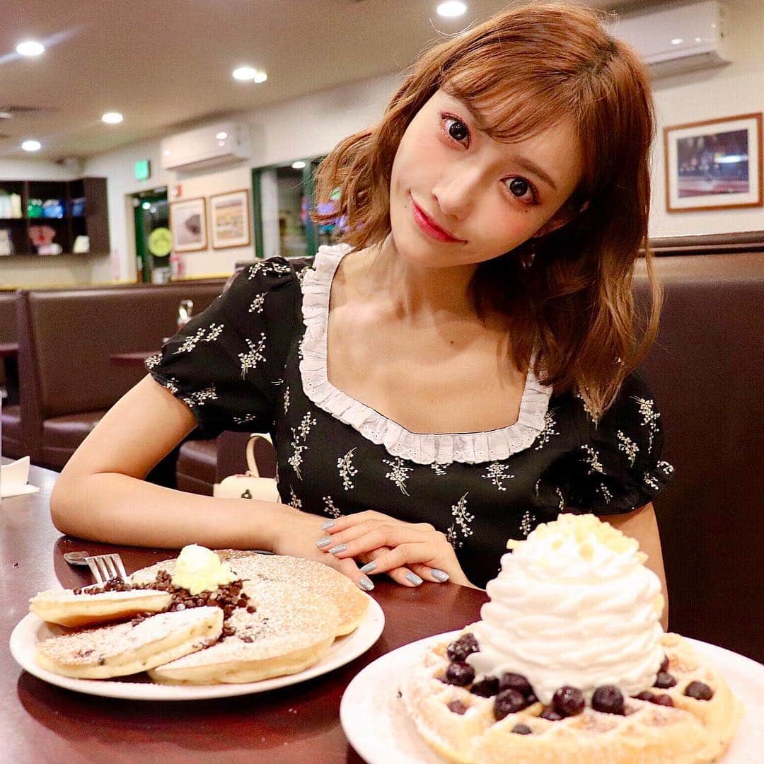 明日花キララのインスタグラム：「. #パンケーキデート風 🥞💏 . ブルーベリー？🍒 チョコチップ？🍫 それとも私？笑👩🏽‍🦱」