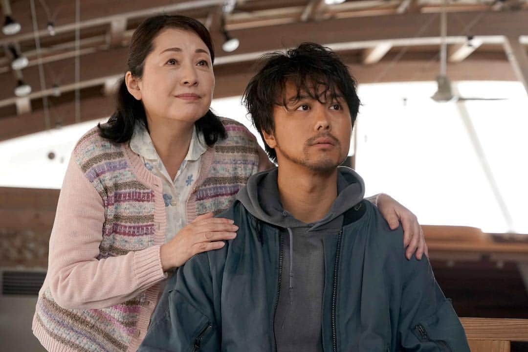 秋山真太郎さんのインスタグラム写真 - (秋山真太郎Instagram)「TAKAHIROが単独初主演を務める映画『僕に、会いたかった』が5月10日公開より、全国公開🎬✨ 島で一二を争う凄腕の漁師の主人公・池田徹(TAKAHIRO)が、とある事故をきっかけに記憶を失い、 島の人々の優しさに触れるうちに、新しい自分を見つけ出す家族の絆と再生を描く感動の物語。  TAKAHIRO演じる主人公・徹を献身的に支える母親役には、NHK連続テレビ小説「まんぷく」での好演も記憶に新しい女優・松坂慶子。 主人公・徹に寄り添う心優しい医師役には、数々の作品に出演する名バイプレイヤー小市慢太郎、“島留学”で島にやってくる学生役には、 ドラマ「コウノドリ」や「相棒　劇場版Ⅳ」に出演しその演技力の高さから、話題を集めた注目の若手女優・山口まゆ、 映画『ソロモンの偽証 前編・後編』や『響-HIBIKI-』など話題の映画に出演し本年度大注目の若手俳優・板垣瑞生など フレッシュなキャストが参加。  監督は、フランス最大の日本映画の祭典「KINOTAYO映画祭2010」でグランプリ金の太陽賞を受賞した、 中井貴一主演の『RAILWAYS-49歳で電車の運転士になった男の物語-』（10）や、 モントリオール世界映画祭ワールド・コンペティション部門で最優秀芸術賞を受賞した『たたら侍』など、 島根県を舞台にした作品を多く手がける、錦織良成監督が務めます。  さらに、「HiGH&LOW」シリーズをはじめ、数々の映像作品、舞台作品に出演し、 映画『jam』（18）ではアソシエイト・プロデューサーも務めた劇団EXILE所属の秋山真太郎が、プロデューサー兼共同脚本として参加。  無精髭に漁師服姿のTAKAHIROが、記憶を失い12年間の“空白の時間”に戸惑いながらも、 記憶を取り戻すためにもがきながらも懸命に生きようとする主人公・徹を熱演！息子・徹を一番近くで献身的に支える母(松坂慶子)や、 優しさ溢れる島の人々との交流を通して、徹は“失った記憶”を取り戻せるのか。 【映画『僕に、会いたかった』】 ●出演 #TAKAHIRO #山口まゆ　#柴田杏花　#板垣瑞生　#浦上晟周　#小野花梨 #宮本裕子　#吉野由志子　#川村沙也　#斉藤洋一郎　#清水 宏　#山下容莉枝 #秋山真太郎　#黒川芽以　 #小市慢太郎 #松坂慶子 ●監督／錦織良成 ●エグゼクティヴ・プロデューサー／EXILEHIRO ●脚本：錦織良成 秋山真太郎 ●音楽：瀬川英史 ●撮影：金子正人 ●照明：吉角荘介 ●録音：西岡正巳 ●編集：栗谷川 純 ●配給：LDH PICTURES （C）2019「僕に、会いたかった」製作委員会」1月30日 9時41分 - shintaro_akiyama_official