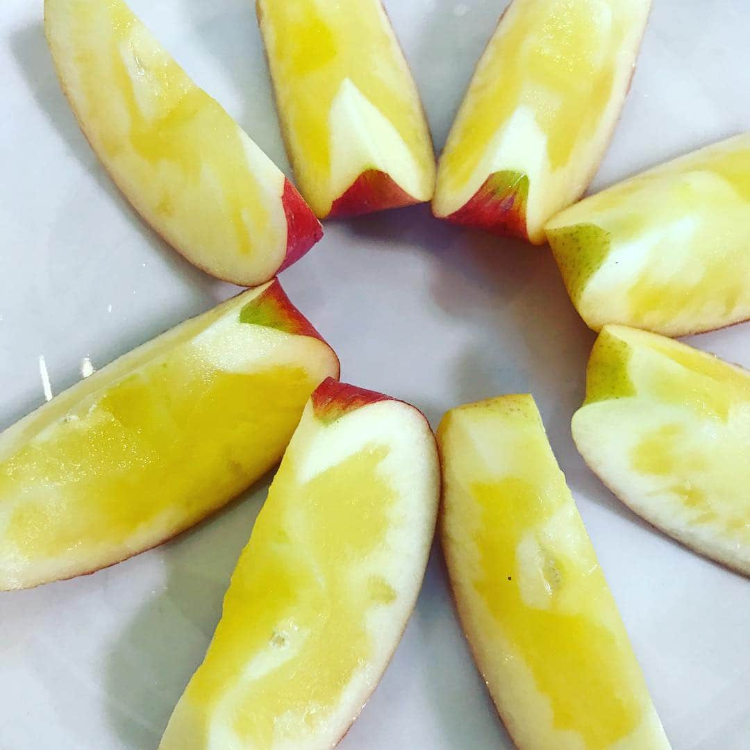 芦田桂子さんのインスタグラム写真 - (芦田桂子Instagram)「こみつ🍎 断面積の8割近くまで蜜が占める感動の美味しさ りんご好きにはたまらない❤️ ✴︎ #こみつ #高徳 #糖度14度以上  #蜜入り  #青森りんご  #apples  #私の美活は食べるだけ青森りんご  #一日一個のりんごは医者いらず  #芦田桂子」1月30日 10時04分 - keiko_ashida