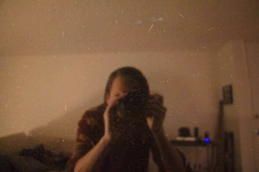のインスタグラム：「What's causing the reflection?  It's not technically a mirror.  #nofilter」