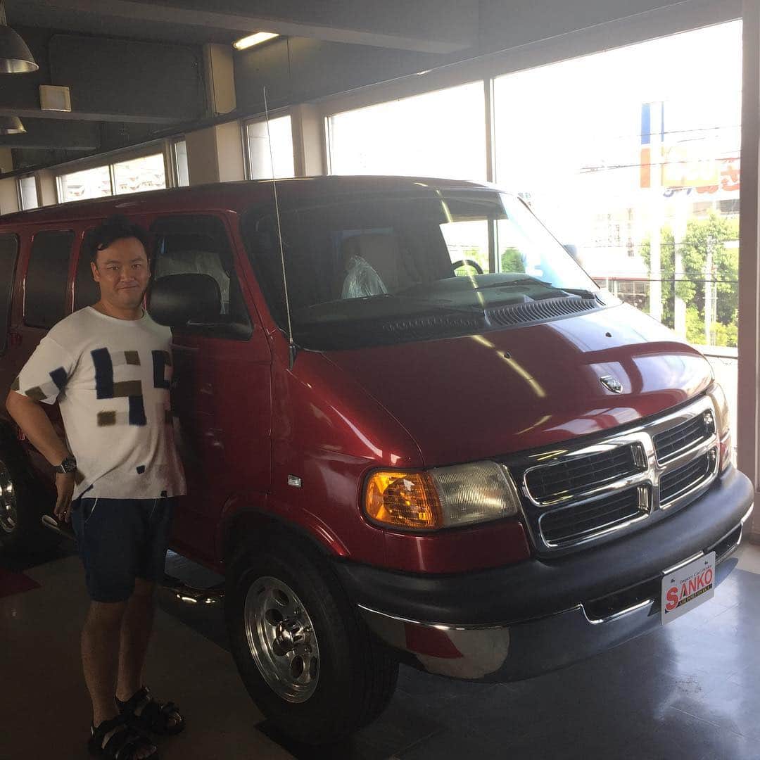 たむらけんじさんのインスタグラム写真 たむらけんじinstagram 僕が乗ってたダッジの車を売る事にしました とても気に入ってたのですが なかなか乗る機会がなく あまり動かさないと車が弱っていってしまうので泣く泣く売る事に決めました とても車内がええ匂い