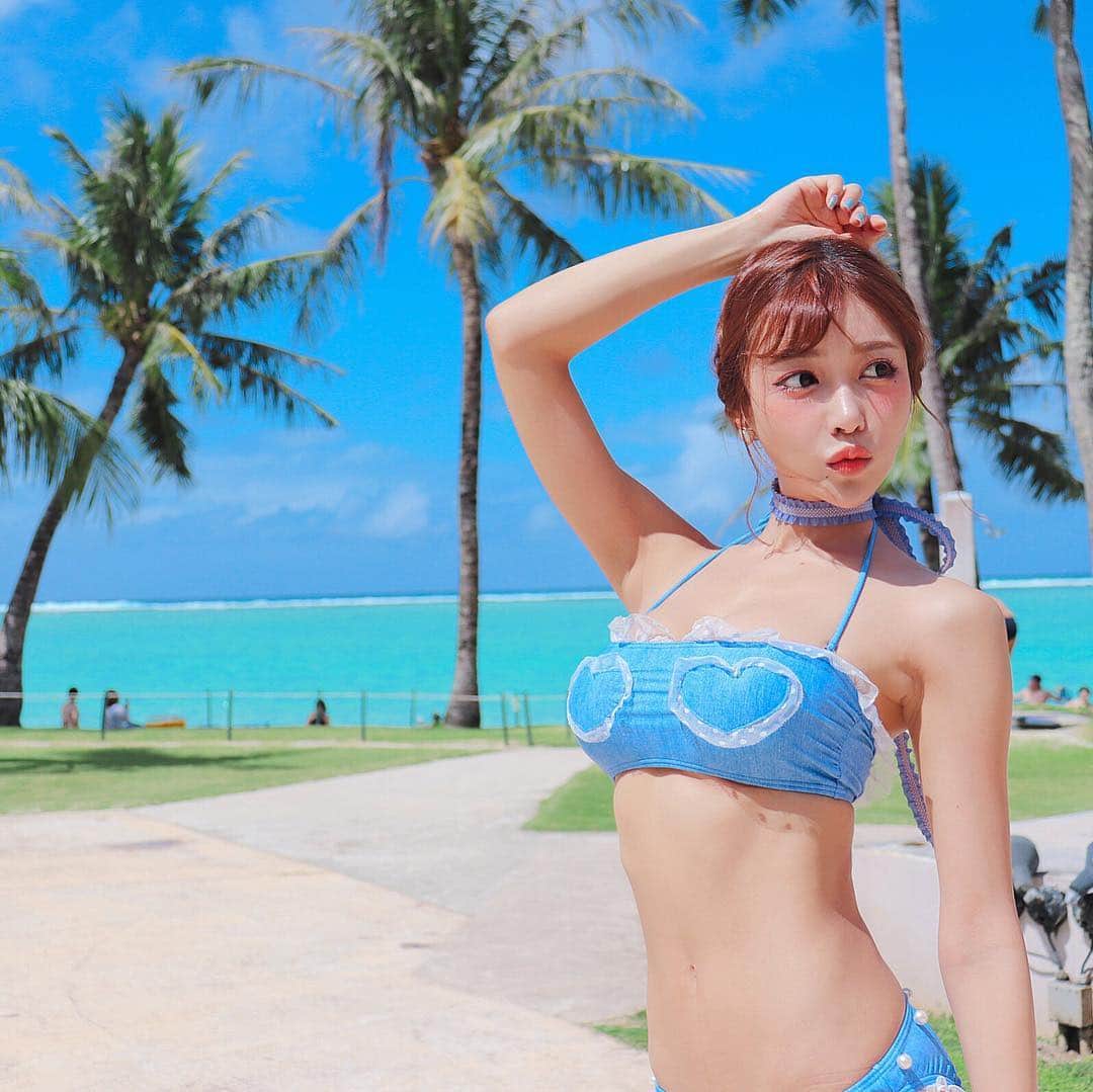 明日花キララのインスタグラム：「. 晴れたーーー☀️ 青い海とデニムって映えるよね！！🏵🐬🏖 . こちらもほいっぷ(@whip_bunny )から 今年発売予定の水着です!!!👙」