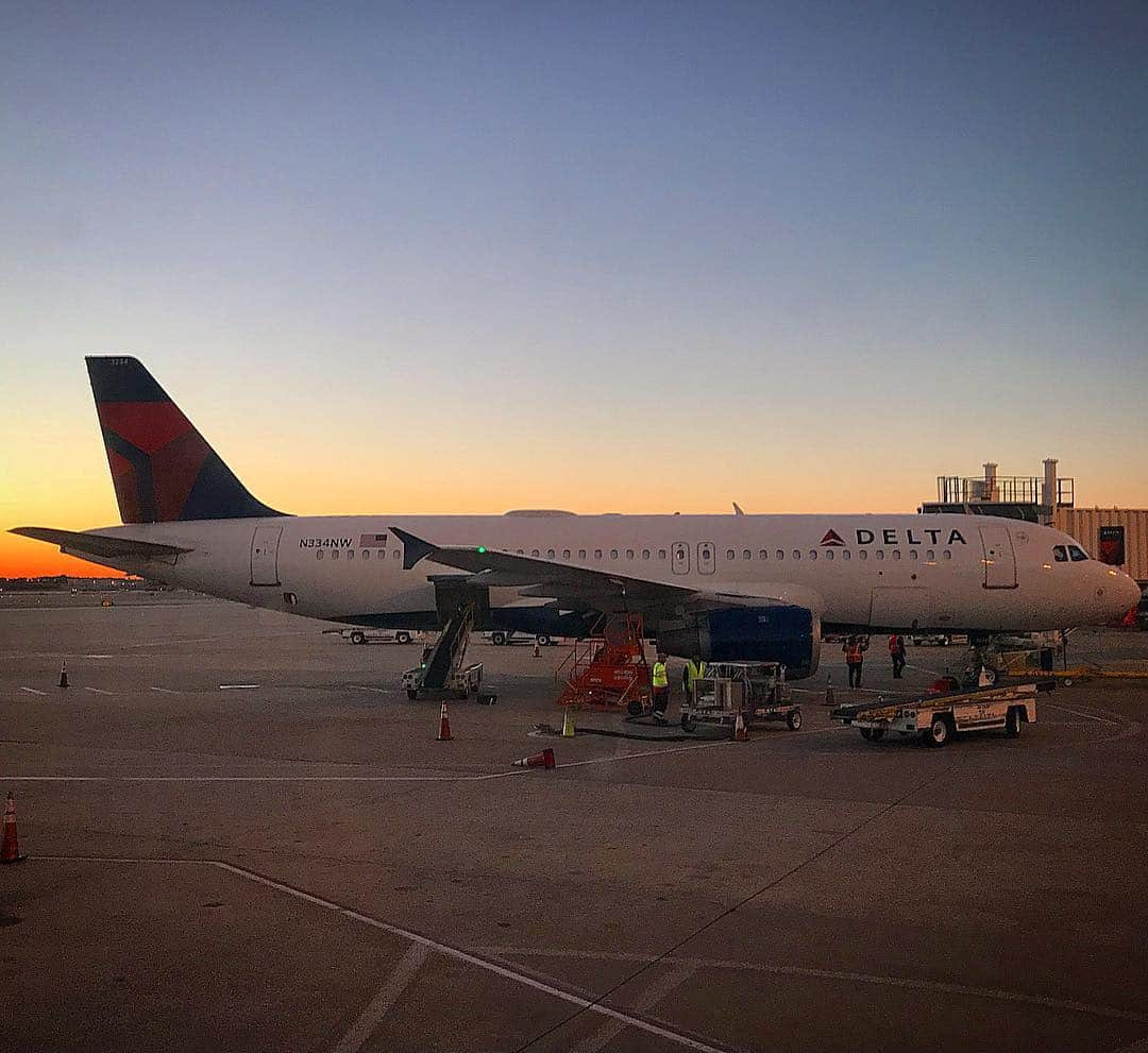 伊豫部健さんのインスタグラム写真 - (伊豫部健Instagram)「ホント飛行機✈️ってカッコいい⭐︎ ダラスからデトロイト、成田経由の中部国際空港と飛行機片道に3回乗って、明日は新幹線で大阪へ👍 大阪フィッシングショーの為に一時帰国です‼️ そして、終わったらスポンサー今期契約更新会議とスポンサーワークをして、またすぐにアメリカ🇺🇸へ戻ると言うプラン…🤣 飛んできた空をまた戻ると言う…ついに道や線路じゃなく空を戻り出す様な人生になっとるし‼️ バスフィッシング業界にマネージメント会社やエージェントがいたら、もっと釣りだけに集中出来て、もっとメジャースポーツ化するんだろうけどなぁ〜〜。笑 いくつまで体力が持つか知らんが、いつまでもパワー系アングラーでいたいな👍👍👍 さっき、アメリカ上空10000mを飛行中にデルタ航空の大好きなレジェンドメカニックのHさんから連絡が来て、色々なお話しを教えて頂き、話題がチョー楽しい時間で過ごせました😊 @delta  僕の今乗ってるDL275便には偶然にもHさんの整備士が一緒に乗ってるみたいで、なんかあればすぐに直すからと😭 他にも色々なサポート体制を成田からの乗り換えのANAでも用意してくれてるので、凄く安心で、休まります❣️ ホントにデルタ航空チームの皆さんいつもありがとうございます😊 また来週からの渡米も宜しくお願いします🤲  @autogarage_omy @ringstar_1889 @shimanofishing_jp @talex_fishing @se9rets @hayabusafishinghooks @gary_international_kk @obick_55 @ken_iyobe @hayabusa.fishing @sunline_japan #kiob #iyoken #イヨケン」1月30日 11時48分 - ken_iyobe