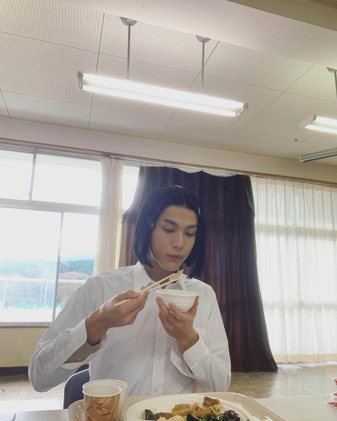 中川大志さんのインスタグラム写真 - (中川大志Instagram)「・ 新CMが昨日から流れてます。 久々にドラム叩いてます。 写真は「食事中の細杉」「帰り際の中川」です。」1月30日 12時18分 - taishi_nakagawa_official