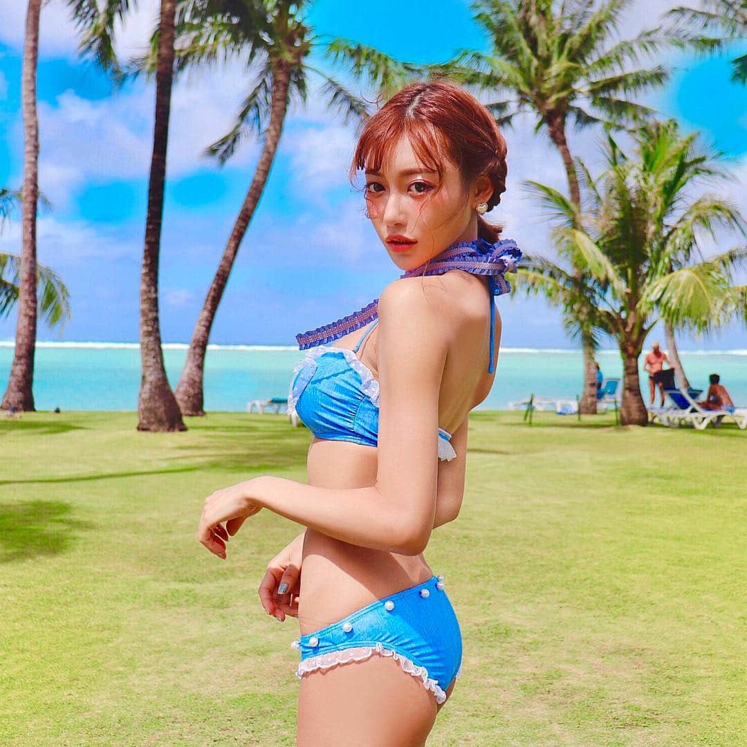 明日花キララのインスタグラム：「パンツも細部までこだわってて可愛いの💙🏖🕊❤︎ この形だとヌーブラも見えることないので安心です！！ . 今年まだまだデザインあるけど、このデニムが1番人気になりそうな予感. .💭💭🍒👒 . ［@whip_bunny ］」