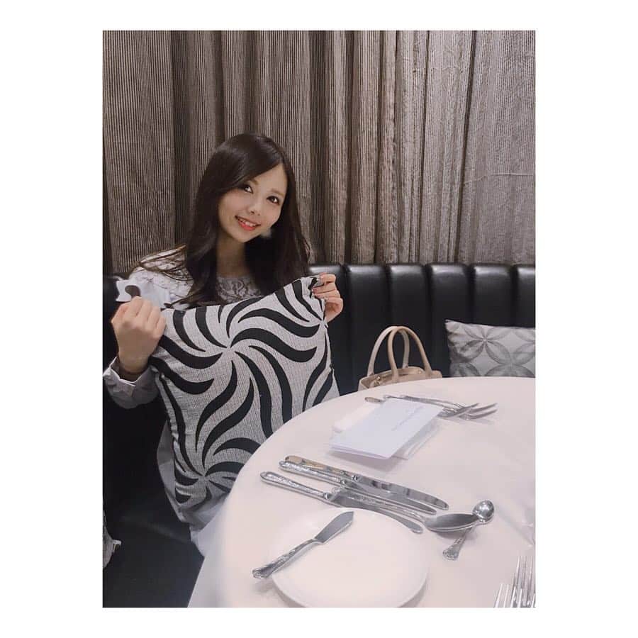 西村季里子のインスタグラム：「・ プレゼントももらった〜🎁 Diorのワンエッセンシャル❤️ ちゃんとした美容液欲しいと思ってたから 嬉しい〜〜〜٩( ᐛ )و٩( ᐛ )و٩( ᐛ )و 美容グッズが増えるとテンション上がる💖 #誕生日#プレゼント#🎁#present  #Dior#oneessential # ワンエッセンシャル #美容液#乾燥#敵#お肌#大切 #美容グッズ#自分への誕生日プレゼントは #骨盤マッサージチェア #😊 #followme #follow #diet」