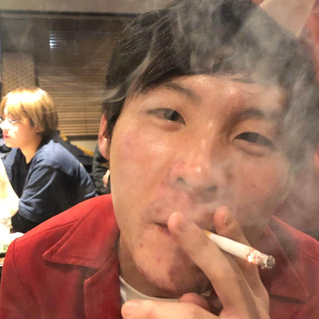 らぶおじさんさんのインスタグラム写真 - (らぶおじさんInstagram)「「真べぇさん誕生日会その4」 全員ダメ  芸人とは思えないポージング 完全にハズレの席 中でも僕がダントツのハズレ ってかダントツでおもんない やからみんな何も言わんといてな！」1月30日 13時20分 - zettailoveojisan