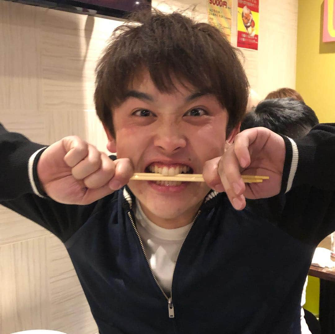 らぶおじさんさんのインスタグラム写真 - (らぶおじさんInstagram)「「真べぇさん誕生日会その4」 全員ダメ  芸人とは思えないポージング 完全にハズレの席 中でも僕がダントツのハズレ ってかダントツでおもんない やからみんな何も言わんといてな！」1月30日 13時20分 - zettailoveojisan