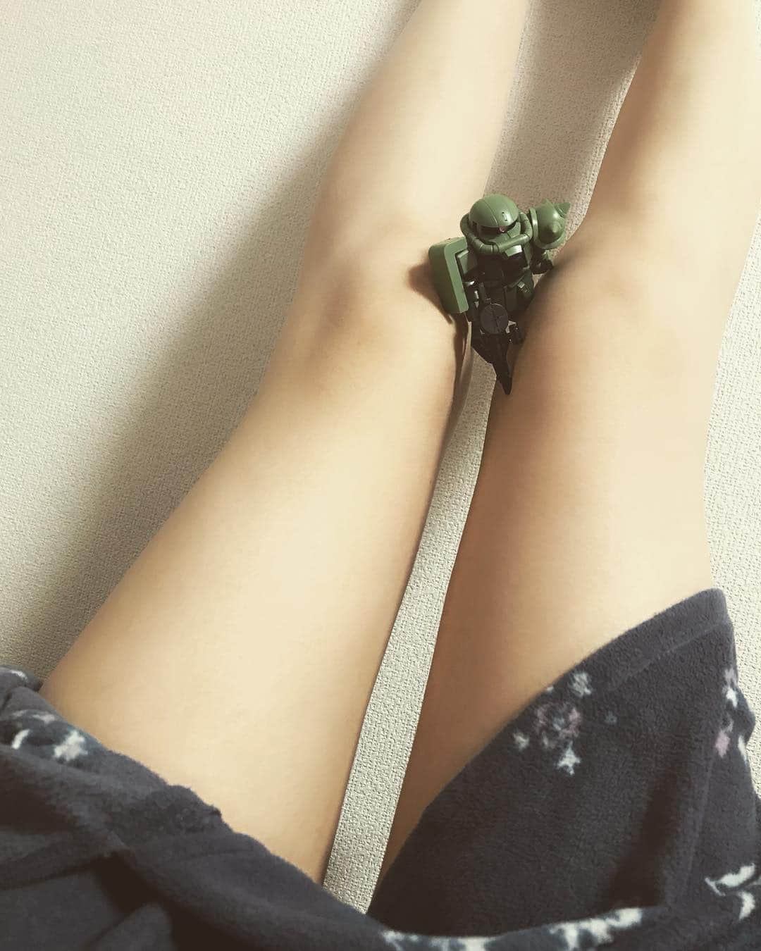 夏日凜子さんのインスタグラム写真 - (夏日凜子Instagram)「#ふとももプラモ #今日の太もも #ふとももにあっく #ふともも #太もも #脚 #reg #ガンプラ #gunpla #ガンダム #gundam #ザク  #プラモ声優 #女優 #グラビア #model #プラモデル女子 #プラモデル #プラモデル好き #kawaii #anime #cooljapan」1月31日 0時26分 - natsuhi818