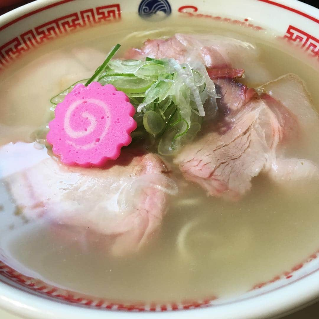 森千早都さんのインスタグラム写真 - (森千早都Instagram)「ソラノイロ食堂【ラーメンこってり】  ソラノイロの新店♡ 人生初の豚清湯スープです🐖  こってりを選んではいるので背脂がたくさんスープの上に！ だがしかし、くどくない。 豚の旨みががつんと口の中に広がってきました。  あっさりも少し頂いたのですが、こちらはスっと身体に入ってくる。 優しい、、ってなるやつ。  どちらも最高です！ 食べ終わりに卓上の白胡椒も入れてみましたが、これが昔ながらのラーメンを彷彿ともさせてめちゃくちゃ美味しい。 はじめての豚清湯で懐かしいまで感じられるなんて...！ メニューも豊富でお酒に合いそうなものばかり！ これはぜんぶ食べたいのでまた通いたいと思わせてくれました🥺💕 あと個人的に驚いたのが、チャーシュー麺頼んだかな？と思うくらいデフォルトのチャーシューの量が多い！ うれしい♡ そしてこのチャーシューが焼豚でめちゃくちゃ美味しい。 これを食べたくてまた来たいって思う人多いと思う！  #ラーメン  #ソラノイロ  #ソラノイロ食堂  #森とラーメン」1月30日 17時22分 - morichisato313