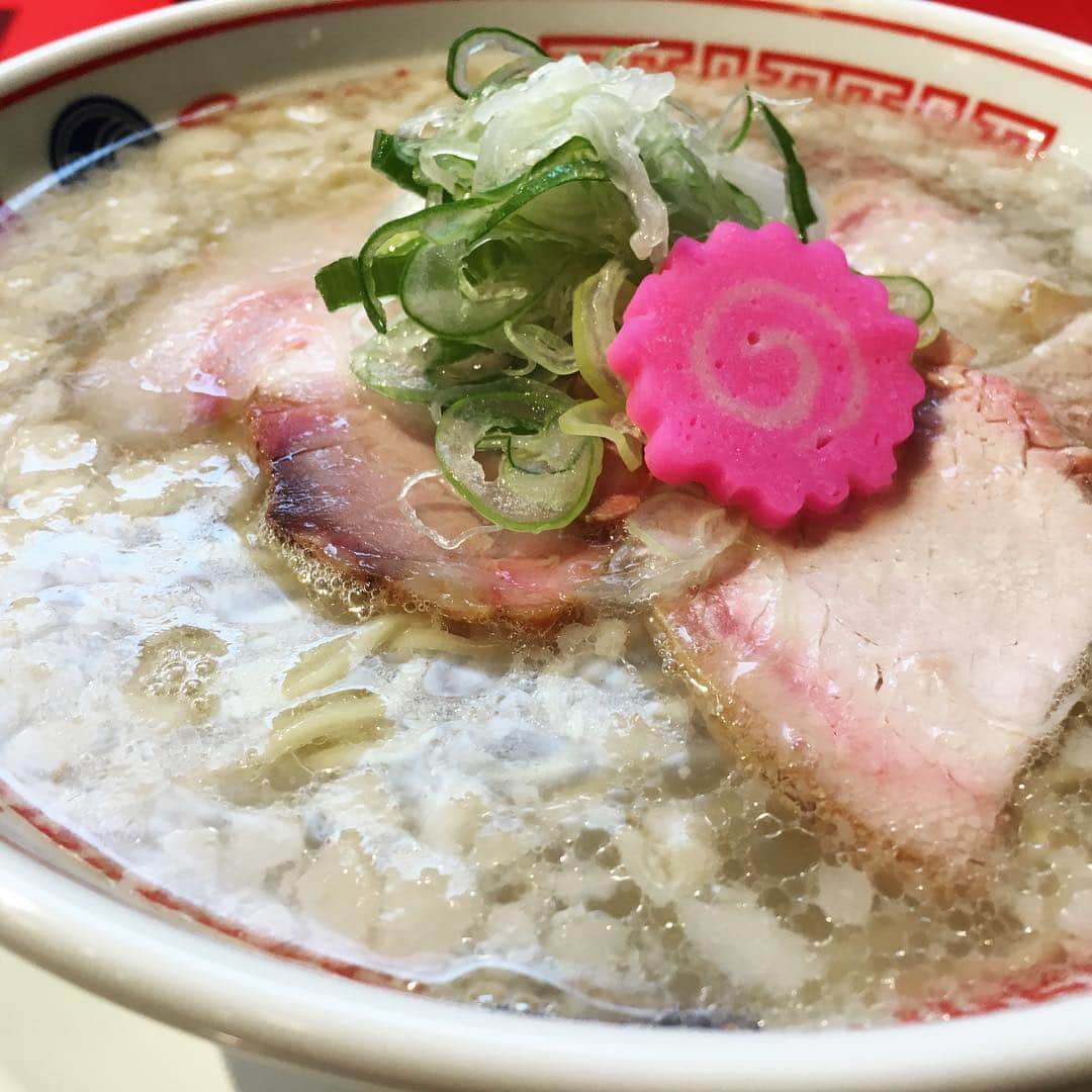 森千早都のインスタグラム：「ソラノイロ食堂【ラーメンこってり】  ソラノイロの新店♡ 人生初の豚清湯スープです🐖  こってりを選んではいるので背脂がたくさんスープの上に！ だがしかし、くどくない。 豚の旨みががつんと口の中に広がってきました。  あっさりも少し頂いたのですが、こちらはスっと身体に入ってくる。 優しい、、ってなるやつ。  どちらも最高です！ 食べ終わりに卓上の白胡椒も入れてみましたが、これが昔ながらのラーメンを彷彿ともさせてめちゃくちゃ美味しい。 はじめての豚清湯で懐かしいまで感じられるなんて...！ メニューも豊富でお酒に合いそうなものばかり！ これはぜんぶ食べたいのでまた通いたいと思わせてくれました🥺💕 あと個人的に驚いたのが、チャーシュー麺頼んだかな？と思うくらいデフォルトのチャーシューの量が多い！ うれしい♡ そしてこのチャーシューが焼豚でめちゃくちゃ美味しい。 これを食べたくてまた来たいって思う人多いと思う！  #ラーメン  #ソラノイロ  #ソラノイロ食堂  #森とラーメン」