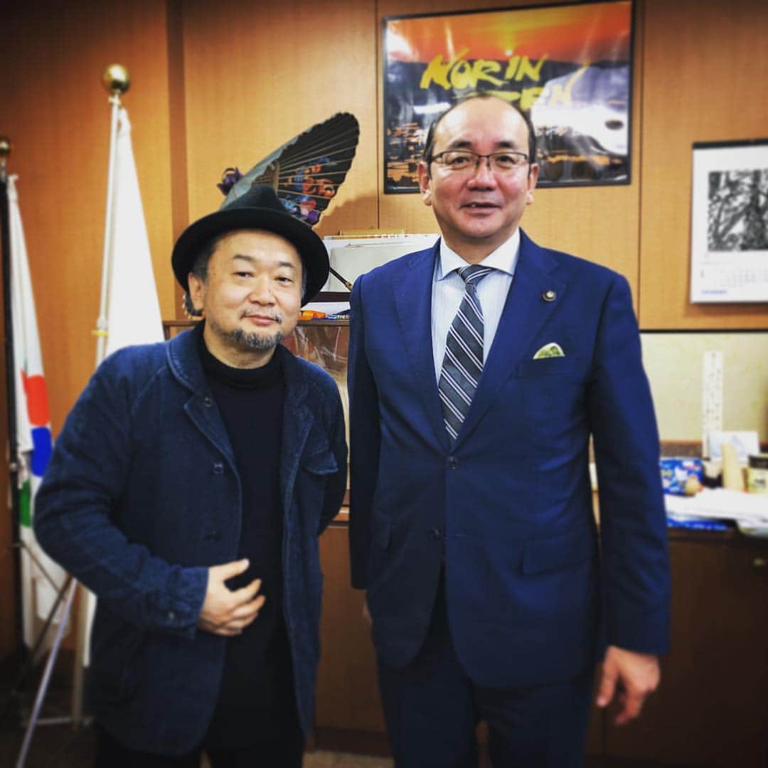 谷崎テトラのインスタグラム：「金沢工大のあとは、富山県南砺市へ移動。田中市長と。2020年のにむけてエコビレッジ課のみなさんとミーティング。さてどんな展開になるのでしょうか。楽しみです。」