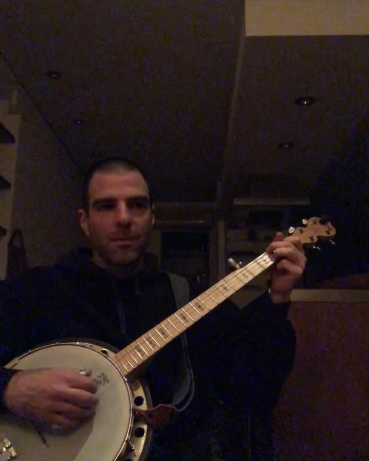 ザカリー・クイントのインスタグラム：「late night jams (partial). 🎼: lonesome valley by pete seeger」