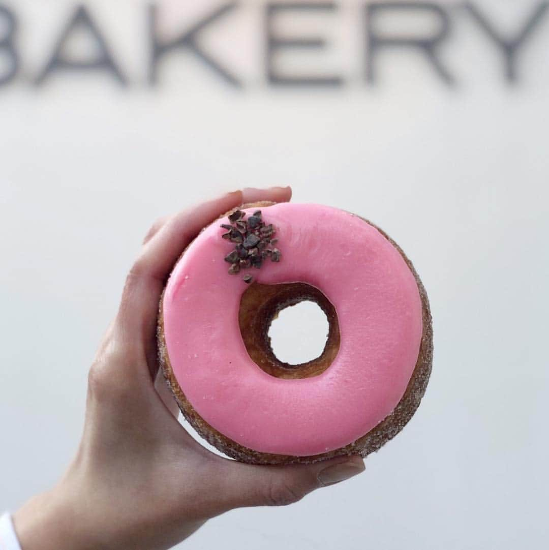 ドミニクアンセルベーカリーのインスタグラム：「Introducing our February Cronut®: Raspberry Praline, filled with homemade raspberry jam and creamy praline ganache, finished with  cacao nib sugar on the outside. Starts Feb 1st here at @DABJapan! #DominiqueAnselBakery #DABJapan #Cronut  #Omotesando  2月のクロナッツ®︎はラズベリープラリネ フレーバー。自家製ラズベリージャムとクリーミーなプラリネガナッシュを使用しました。2月1日からスタートです！#ドミニクアンセルベーカリー #ドミニク #表参道 #クロナッツ」