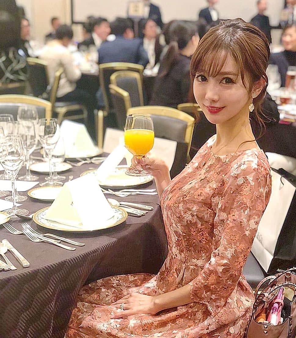 関有美子のインスタグラム：「🥂🥂🥂🥂🥂🥂 . . 先日 ご招待されて @artistic_beaute_ のpartyへ💕 ホテルニューオータニへ行ってきました✨ . . 美容家電のパイオニア的存在で 高級ラインとして有名💕 オータニのコースも美味しく ラグジュアリーな空間で 楽しいパーティーでした😊 . . #artisticandco #doctor #cosmetics#ホテルニューオータニ東京#party#tokyo#hotel」