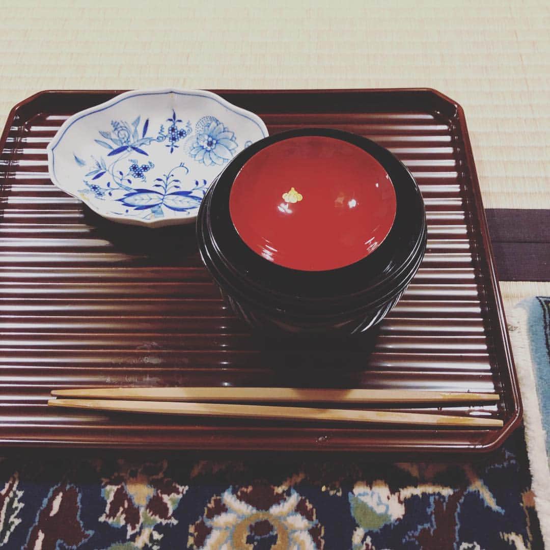松川浩子さんのインスタグラム写真 - (松川浩子Instagram)「お誘い頂いた初釜。  みんなでお着物着ました！  歳をとる度に 日本ってええなぁ〜と しみじみと感じます。  お茶も習ってみたいなぁ。  果歩さんともご一緒できて 所作の美しさは 人間の美しさということを 考えさせられました。  ひとつひとつを丁寧に。 永遠のテーマです💦  #初釜#お茶#煎茶道はやってたけど#流派で全然違う#みとみ #和装#着物」1月30日 19時29分 - hiroko_matsukawambs
