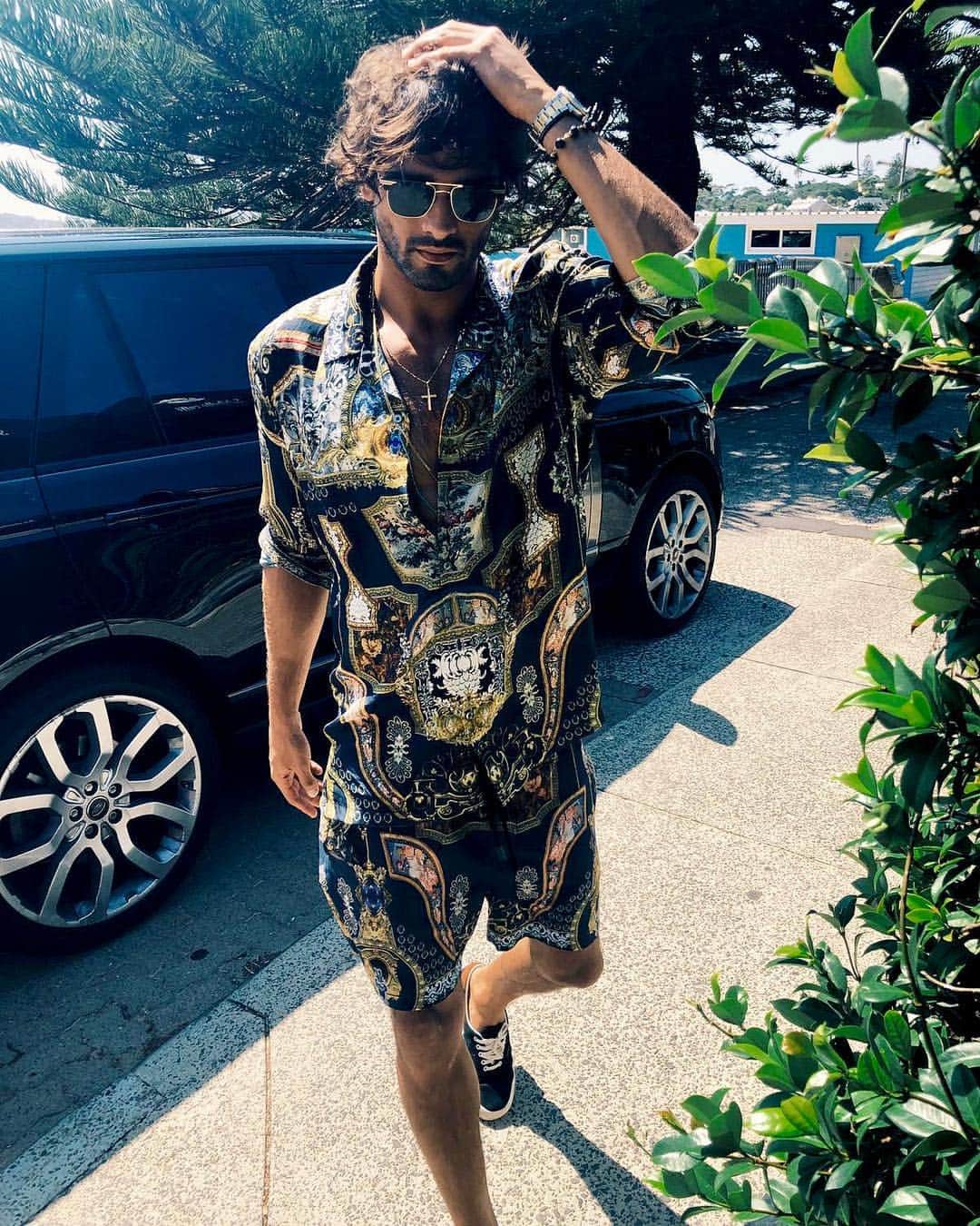マーロン・テシェイラのインスタグラム：「—- "Sometimes we have to abandon the life we ​​had planned because we are no longer the person who made those plans." 📍💭 #FollowYourHeart always 😎✌🏽—- “Às vezes precisamos abandonar a vida que havíamos planejado porque já não somos mais a pessoa que fez aqueles planos.” 📍💭 #SigaOSeuCoracão sempre. 😎✌🏽 —- 🎩...Peace&Light...♻️ —- #PaparazziAllOver 😂 #ClassicHearTic #WalkingAround 🇦🇺 #GoodVibesOnly」