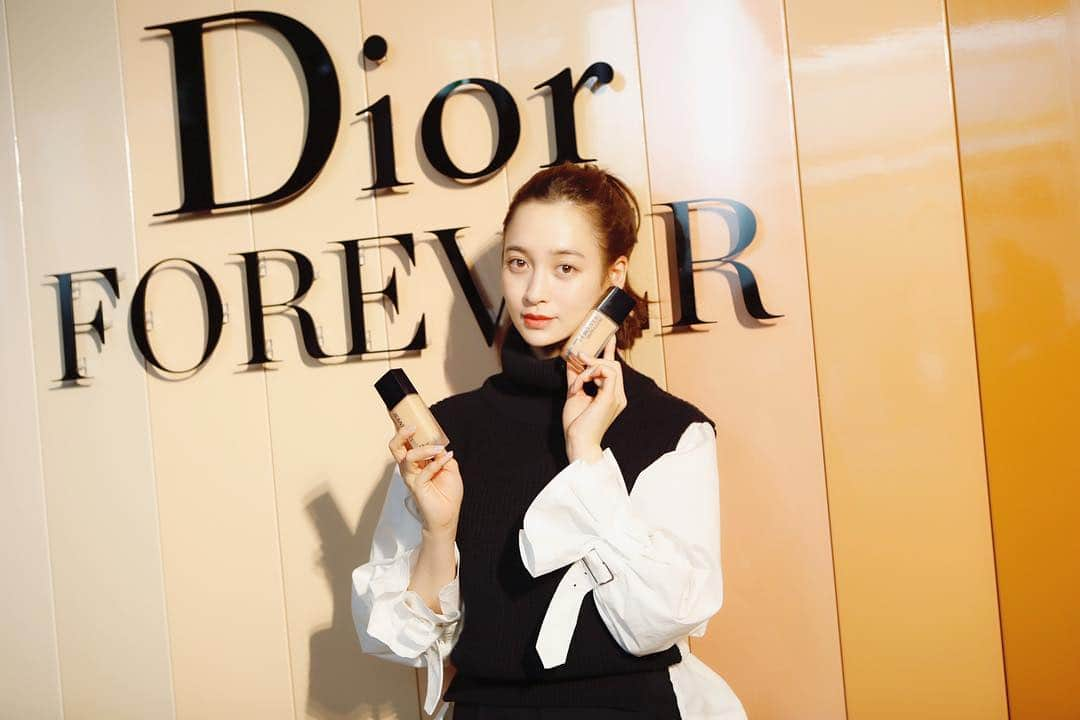 野崎萌香さんのインスタグラム写真 - (野崎萌香Instagram)「3/1 に発売する  Diorのファンデーション "forever" の新作発表会へ♪ . . . 最初の仕上がりが24時間続く、 24時間付けっ放しでも化粧直しを しなくても崩れない 肌負担が少ないファンデーションになっていて、 感動しました。 是非試してほしいです。  マットな質感MATTEと、 グロッシーな質感GLOWの2種類。  私がお気に入りだったのは MATTEの2N。  ファンデーション選びで一番大事なのは、 少し暗めのファンデーションにすること。  しっかりと肌に馴染んで浮かないよ⭐️ . . .  #エンゲージメントファンデ #diorforever #lovemydiorskin @diormakeup」1月31日 1時28分 - moeka_nozaki