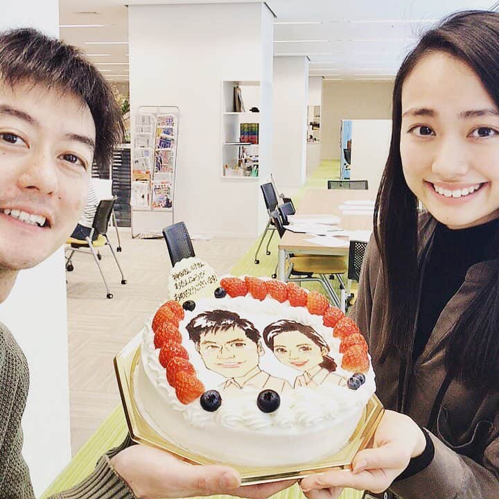 神田昭一のインスタグラム：「本日、41歳になりました。 昨日が誕生日のルナちゃんと一緒に お祝いしてもらいました！ これからも頑張ります！  #HTB #イチオシ #お天気 #空とハイタッチ #誕生日 #似顔絵ケーキ  #ありがとうございます #ルナ #1月29日 #気象予報士 #神田昭一 #1月30日 #オジサン #数えで42歳 #厄年 #何事もなく過ごせますように」