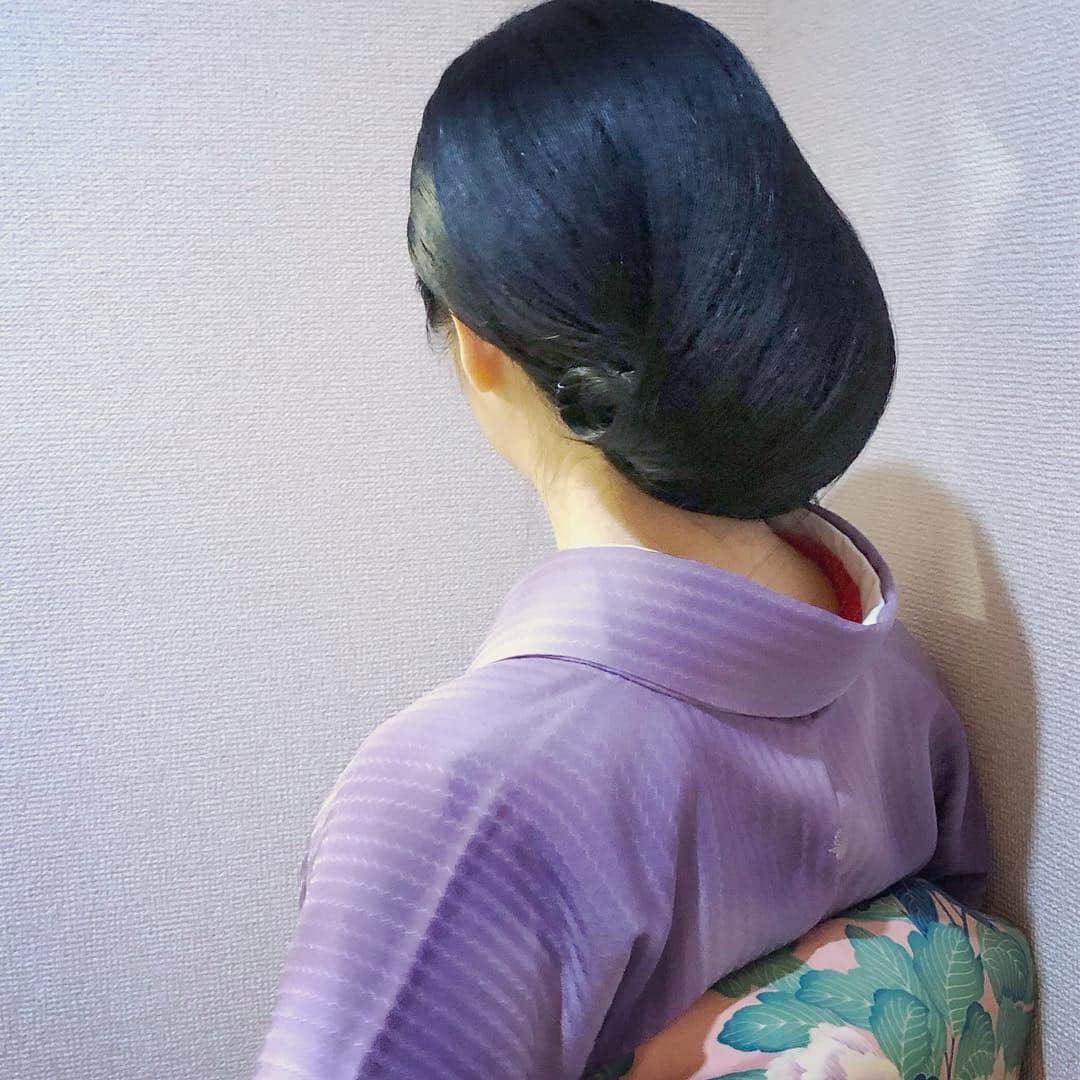 井嶋ナギのインスタグラム：「昨日、久しぶりに美容院で髪を結ってもらった。﻿ ﻿ プロの美容師さんによる、この「毛流れ」と「面」の美しさ！  いつも自分で結ってヒーヒー言ってるので、プロの凄さを実感した。﻿ ﻿﻿﻿ ﻿ ﻿﻿﻿ ﻿﻿﻿﻿ #着物 #和服 #和装 #キモノ #和装ヘア #ナギヘア #アンティーク着物 #blackhair #upstyles #kimono #wafuku #japanesefashion #japaneseculture ﻿#oldjapan  #antiquekimono #kimonostyle #traditionaljapan ﻿﻿﻿﻿﻿﻿﻿ #japangram #ilovejapan #lifeinjapan #japanlover #lovejapan #explorejapan﻿﻿﻿﻿﻿﻿ #tokyogram  #ilovetokyo #lifeintokyo #tokyolife﻿ ﻿﻿」