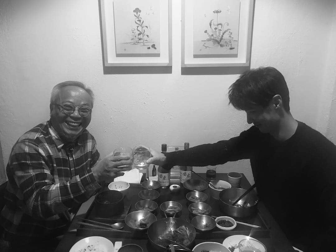 キム・ジソクのインスタグラム：「. 아버지와 아들을 떠나서  남자vs남자로 한손으로 건배해도 되겠습니까  했다가 웃으면서 맞을뻔😇」