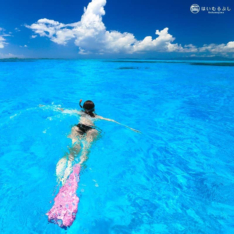 HAIMURUBUSHI はいむるぶしさんのインスタグラム写真 - (HAIMURUBUSHI はいむるぶしInstagram)「ここ数日天気が良い八重山諸島。ティダ(太陽)に照らされたサンゴ礁の海は、煌めき魅惑的な青い世界へと誘ってくれます。#沖縄 #八重山諸島 #石西礁湖 #サンゴ礁 #シュノーケル #はいむるぶし #japan #yaeyamaislands #bluesea #coral #snorkeling #beachresort #haimurubushi @minefuyu_yamashita」1月30日 21時18分 - haimurubushi_resorts