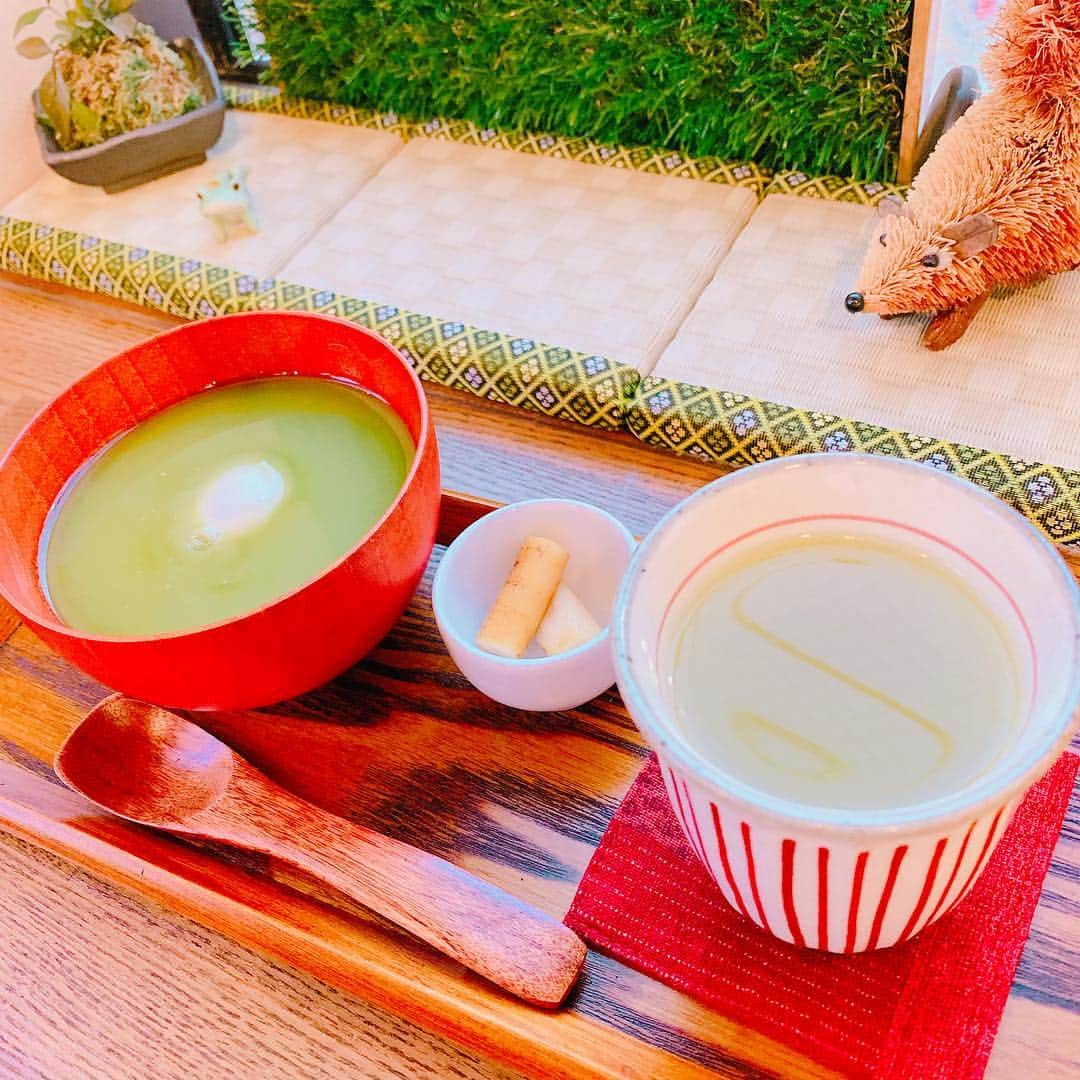 のインスタグラム：「. . . まっちゃのみどり もちもち×5 あまいしあわせ♡ . オレンジいろにそまる ぶあいそう やわらかいむごんは まさにねこ . . #やなか健真堂 #日暮里カフェ #谷中銀座 #谷中銀座商店街 #おしるこ #抹茶 #抹茶おしるこ #しらたま」