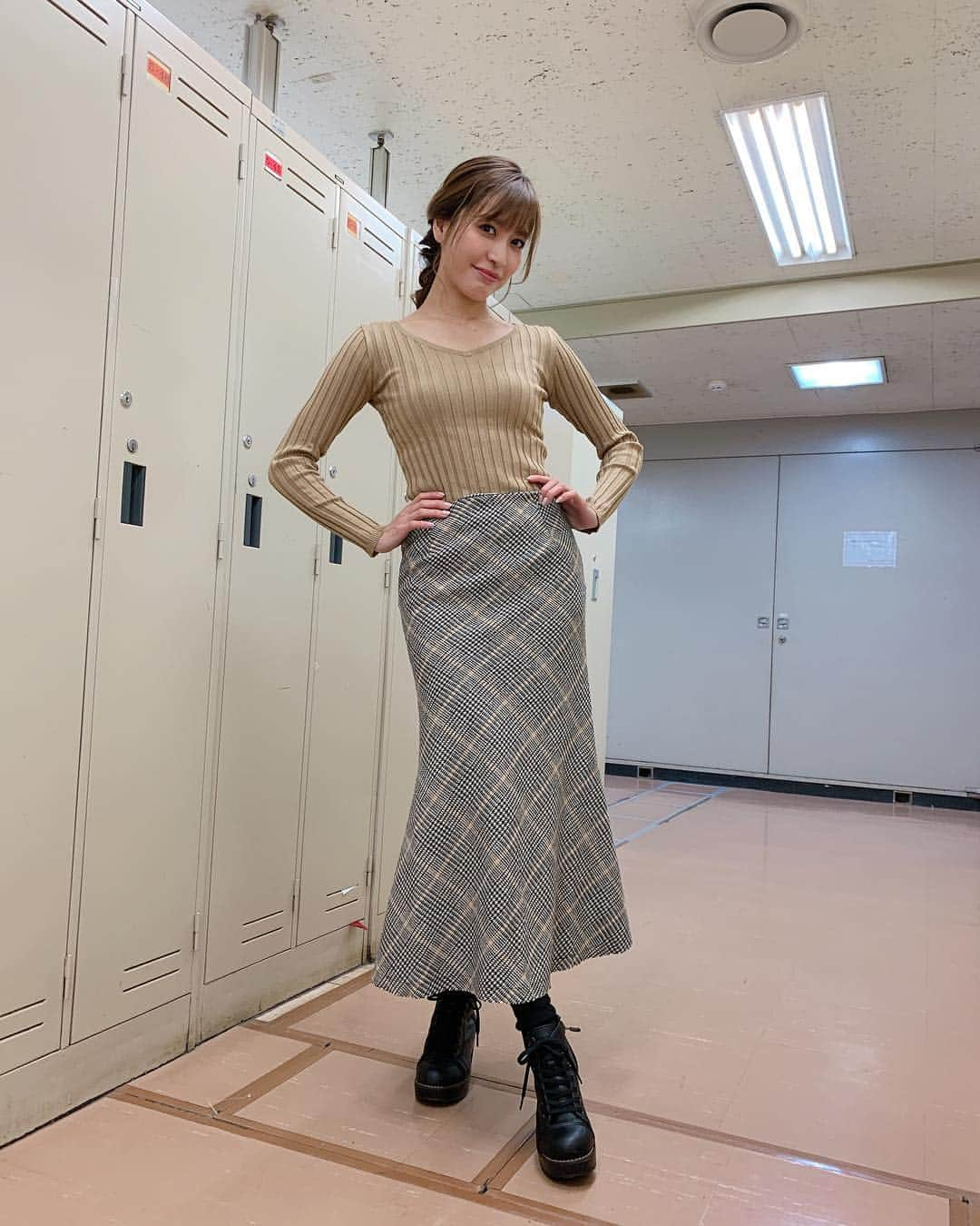 大島麻衣さんのインスタグラム写真 - (大島麻衣Instagram)「今日の私服👗 スタイルが良く見えるようにタイトなスタイリングにしてみました😎 ピタッとしたTOPSはあんまり着ない派だったんだけど最近挑戦するようになりました🤪 @fifth_store  #fifth #fifthtl #フィフス  #フィットニットVネックトップス #ダークベージュ #チェックマーメイドスカート #ブラック #style #coordinate #ootd」1月30日 21時33分 - maioshima911