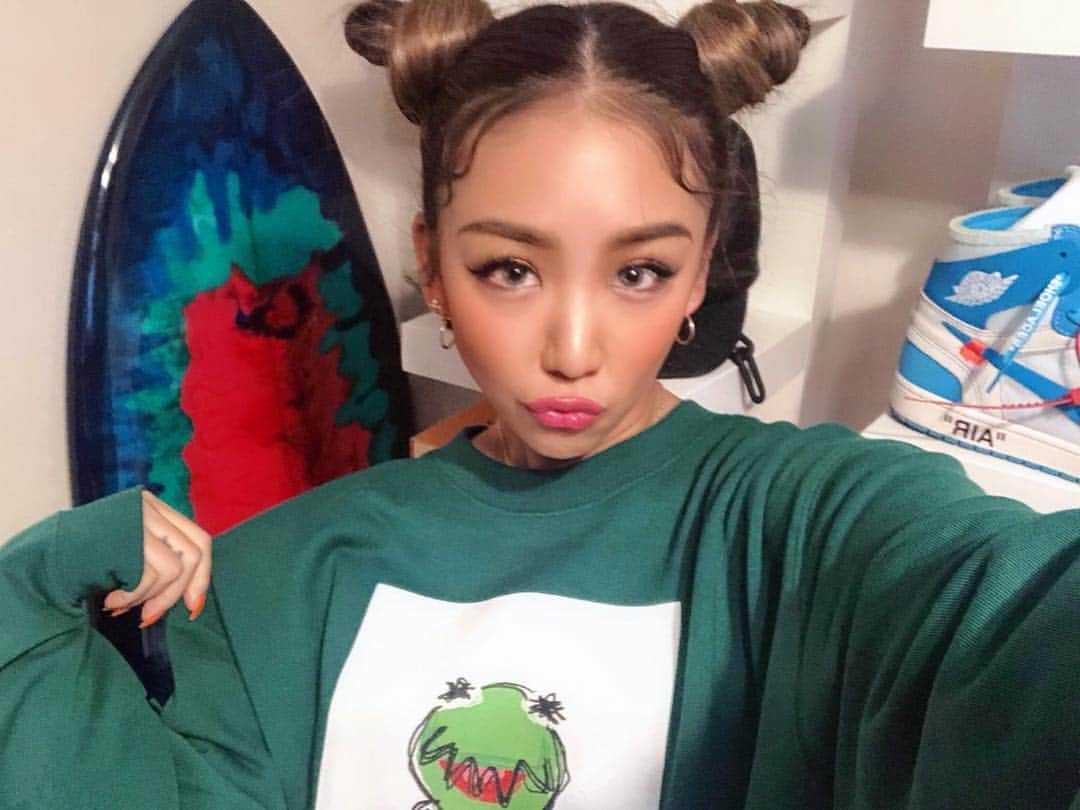 のインスタグラム：「ただいま🐸 @ayaakapanda さんの MVに出演させて頂きました💿 #スパゲッティー AYA a.k.a PANDA 今週末には公開されるみたい☝🏾 MVお楽しみにーっ🍝🍕 #ayaakapanda #🐼 #mv #shooting  #kogenatsu #焦げNATSU #こげなつ」
