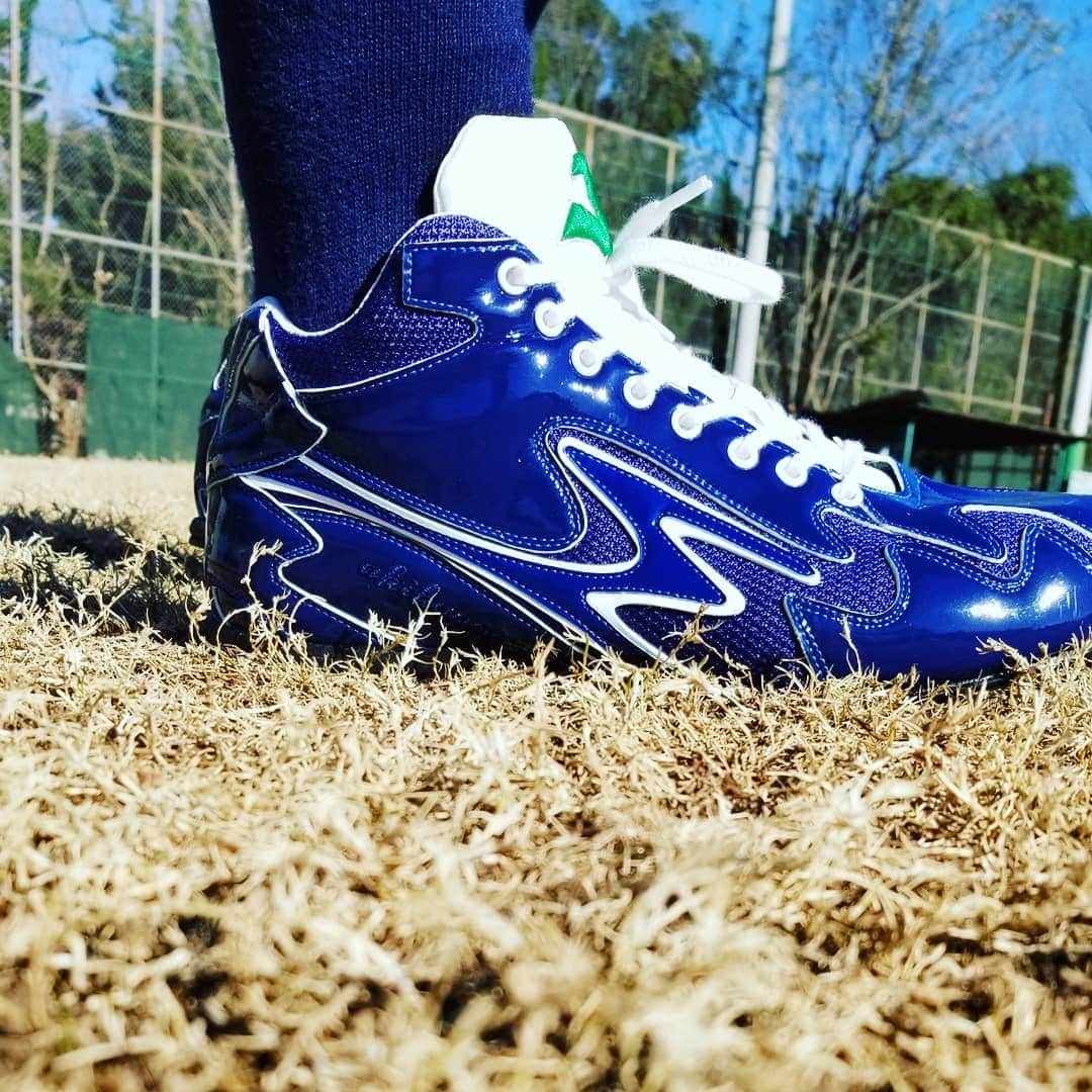 山下晃和さんのインスタグラム写真 - (山下晃和Instagram)「【BASEBALL】 ジャスト400g  僕の中で野球用のスパイクは300g前半くらいが良くて、軽ければ軽いほど好きなのですが  先日、飾る用にしていたカラーオーダースパイク、ビーイーブランドのクォーターカットを履いたら、重量のわりに足運びは軽く（バランスが良いのだと思います）、ウィズ4Eとゆったりめなので履き心地も抜群  想像以上に動けました  ネーム刺繍は同色でパッと見分からないくらいに控えめに  じつは、最近の草野球（東京）では人工芝グラウンドも多く、ポイント（アメリカではTPUといいます）のほうが主流になりつつあります。（鉄スパNGの場所も増えてきました）膝への負担も少なくて、鉄よりも軽い。もつれたときに自分の足首をキズつける確率も減ります  僕が1番好きなTBのスピードスターこと、カールクロフォード選手のNIKEスパイクもポイントだったんです  おそらく、トロピカーナフィールドが人工芝だったからだと思います  なので、ビーイーにもポイント（TPU）も選択肢にあれば良いなあと思いました ハタケヤマはポイントもできるようです  あとは、紐が平紐だったんですが、オーバルシューレースのほうが見た目が好きなので替えました。（ネイビーに）  ロゴマークが見えやすくなることと、スチール時の一歩目のスタートでかなり足首を屈曲させるほうなので、１つ目の穴には紐を通さないようにしました  右足つま先に、かつてはP革付けていたのですが、重くなるので、現在はシューグーのクリアーカラーを薄く塗って耐久性を持たせています  鉄スパOKのところで履こうと思います。でも主に飾っておく用です  今シーズンからMLBはチームカラーでないカラーリングもOKになるそうで、サッカーみたいにド派手なデザインも出てくるかな  #野球スパイクの連載書きたい #ビーイーブランド #akikazoo #カールクロフォード #タンパベイレイズ #カラーオーダー #baseballcleats #野球スパイク研究員 #野球スパイクライター #Japan #madeinjapan #carlcrawford #raysup #bebrand #モノにこだわり過ぎ #ライターだから仕方ないね #素材とか造りとか気にします #baseball #草野球 #外野手 #一塁手 #TPU」1月30日 22時31分 - travel_akikazoo