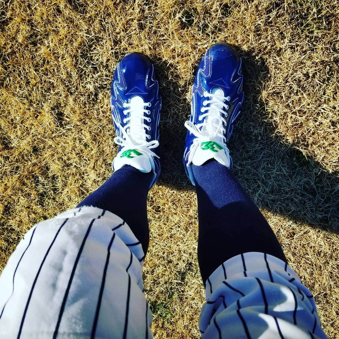 山下晃和さんのインスタグラム写真 - (山下晃和Instagram)「【BASEBALL】 ジャスト400g  僕の中で野球用のスパイクは300g前半くらいが良くて、軽ければ軽いほど好きなのですが  先日、飾る用にしていたカラーオーダースパイク、ビーイーブランドのクォーターカットを履いたら、重量のわりに足運びは軽く（バランスが良いのだと思います）、ウィズ4Eとゆったりめなので履き心地も抜群  想像以上に動けました  ネーム刺繍は同色でパッと見分からないくらいに控えめに  じつは、最近の草野球（東京）では人工芝グラウンドも多く、ポイント（アメリカではTPUといいます）のほうが主流になりつつあります。（鉄スパNGの場所も増えてきました）膝への負担も少なくて、鉄よりも軽い。もつれたときに自分の足首をキズつける確率も減ります  僕が1番好きなTBのスピードスターこと、カールクロフォード選手のNIKEスパイクもポイントだったんです  おそらく、トロピカーナフィールドが人工芝だったからだと思います  なので、ビーイーにもポイント（TPU）も選択肢にあれば良いなあと思いました ハタケヤマはポイントもできるようです  あとは、紐が平紐だったんですが、オーバルシューレースのほうが見た目が好きなので替えました。（ネイビーに）  ロゴマークが見えやすくなることと、スチール時の一歩目のスタートでかなり足首を屈曲させるほうなので、１つ目の穴には紐を通さないようにしました  右足つま先に、かつてはP革付けていたのですが、重くなるので、現在はシューグーのクリアーカラーを薄く塗って耐久性を持たせています  鉄スパOKのところで履こうと思います。でも主に飾っておく用です  今シーズンからMLBはチームカラーでないカラーリングもOKになるそうで、サッカーみたいにド派手なデザインも出てくるかな  #野球スパイクの連載書きたい #ビーイーブランド #akikazoo #カールクロフォード #タンパベイレイズ #カラーオーダー #baseballcleats #野球スパイク研究員 #野球スパイクライター #Japan #madeinjapan #carlcrawford #raysup #bebrand #モノにこだわり過ぎ #ライターだから仕方ないね #素材とか造りとか気にします #baseball #草野球 #外野手 #一塁手 #TPU」1月30日 22時31分 - travel_akikazoo