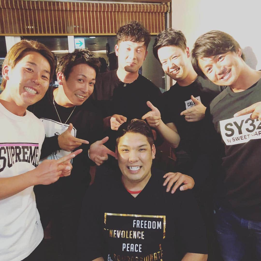 鈴木大地さんのインスタグラム写真 - (鈴木大地Instagram)「キャンプ地の石垣島に来ました！ いよいよ始まりますね✨ まずは同級生会してきました😁 漢気で井上選手に美味しいお肉をご馳走してもらいました😆笑 89年会頑張ろう✊」1月30日 22時35分 - 0818.daichi.e7