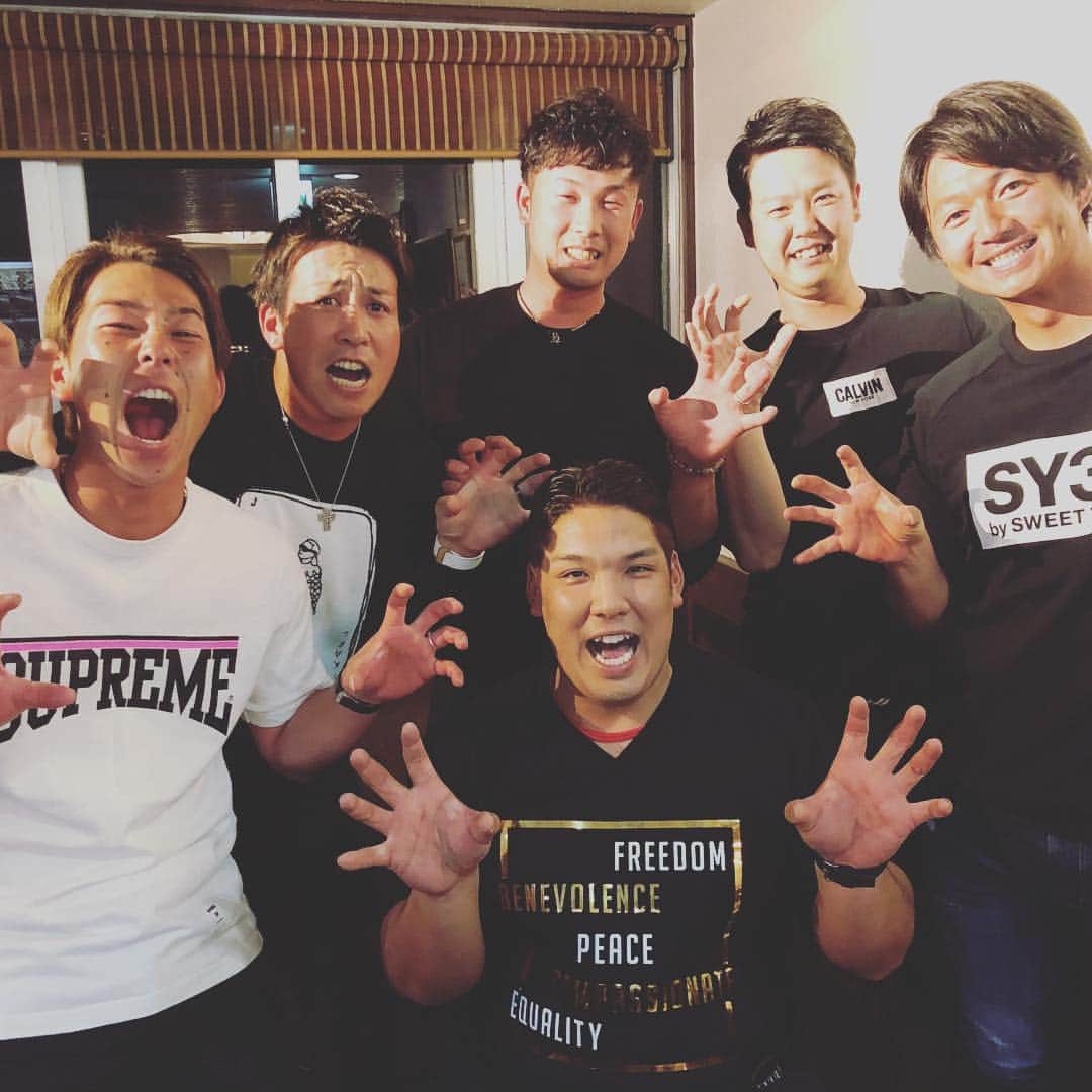 のインスタグラム：「キャンプ地の石垣島に来ました！ いよいよ始まりますね✨ まずは同級生会してきました😁 漢気で井上選手に美味しいお肉をご馳走してもらいました😆笑 89年会頑張ろう✊」