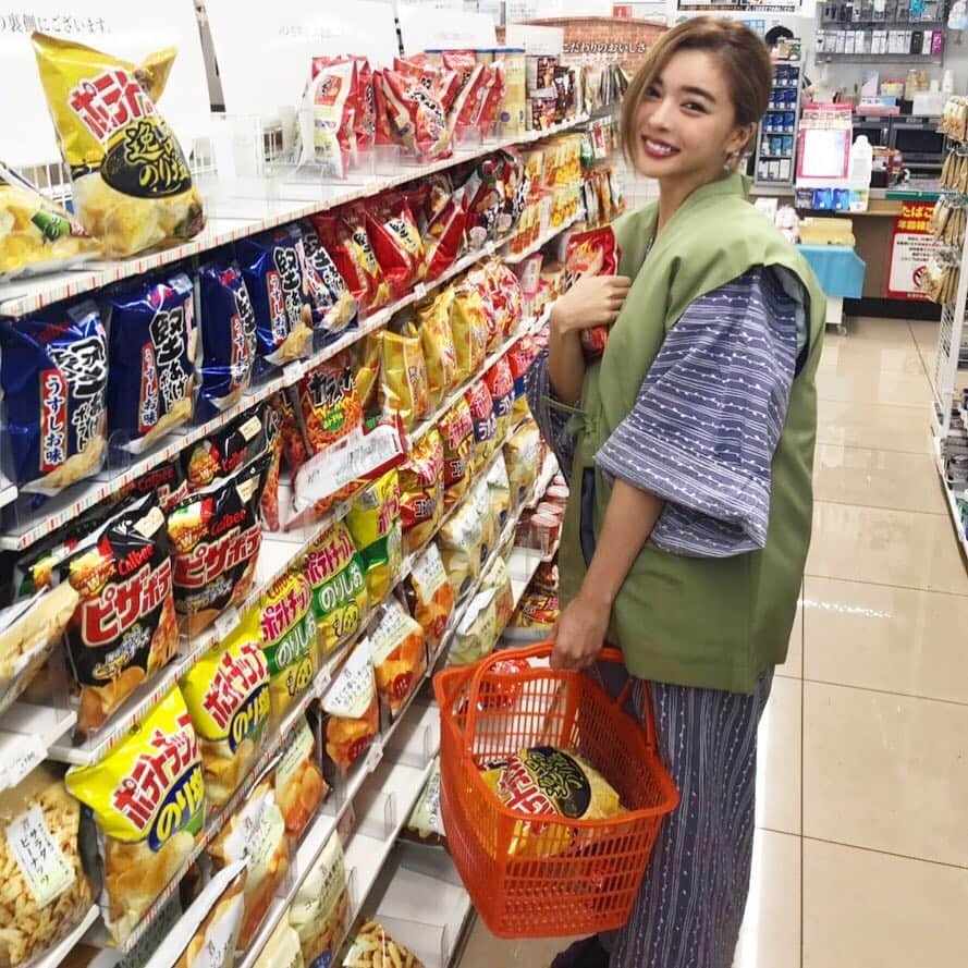 濱野りれさんのインスタグラム写真 - (濱野りれInstagram)「I have a slight cold😢 Wanna soak in hot spring😂😂 . 温泉に浸かりたい🧖‍♀️ . #conveniencestore#japanesetrip#japanesefashion#yukata#kimono#onsen#onsenhotpools#japaneseculture#groceryshopping#explorejapan #コンビニ#夜食#温泉#浴衣#ポテチ」1月30日 22時51分 - riregram