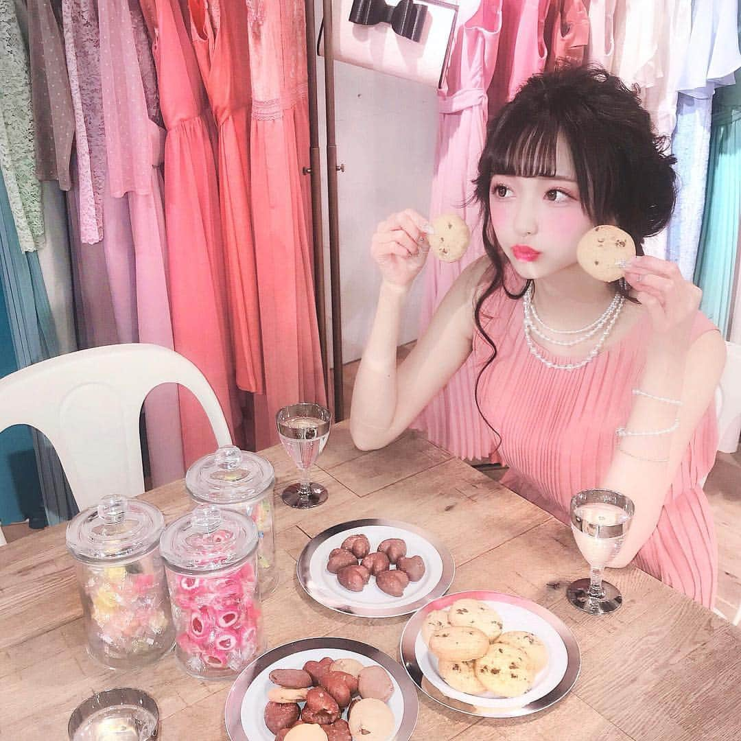 あやちゃんさんのインスタグラム写真 - (あやちゃんInstagram)「roomysのパーティードレスのモデルしてきたよ👗👠👛✨ ピンクの大人ドレス💘 pinky♡でモデルプレスさんにも取り上げていただいたので是非チェックしてみてね🌼💞 #パーティードレス #ドレス #ピンクドレス #ピンク #かわいい #ヘアアレンジ #今日のコーデ #コーディネート #roomys #roomys_style #roomysドレス #pr」1月30日 22時58分 - aya.you.love.r