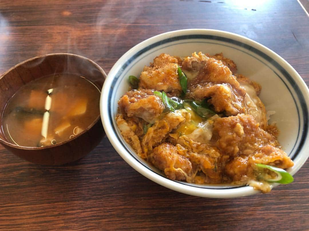 楠見大輔のインスタグラム：「久しぶりにかつよしのカツ丼。 #おかあちゃんのおおきに〜は #なんか泣きそうなる #あんなおおきに会得するのに #あと何年かかることやら #コントグランド花月兄さんらのネタで笑いまくった。 #来てくれた人おおきに〜」