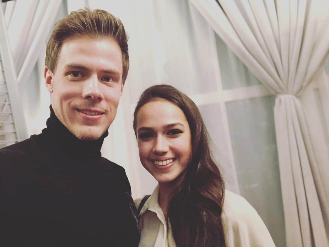 ニキータ・カツァラポフのインスタグラム：「Some great memories with the skating fam🙌🏼」